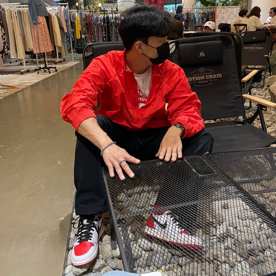 Nike x Stussy Windrunner Jacket Habanero Red, Supreme Cross Box Logo T-Shirt White - 20FW 착용 스타일 - 3