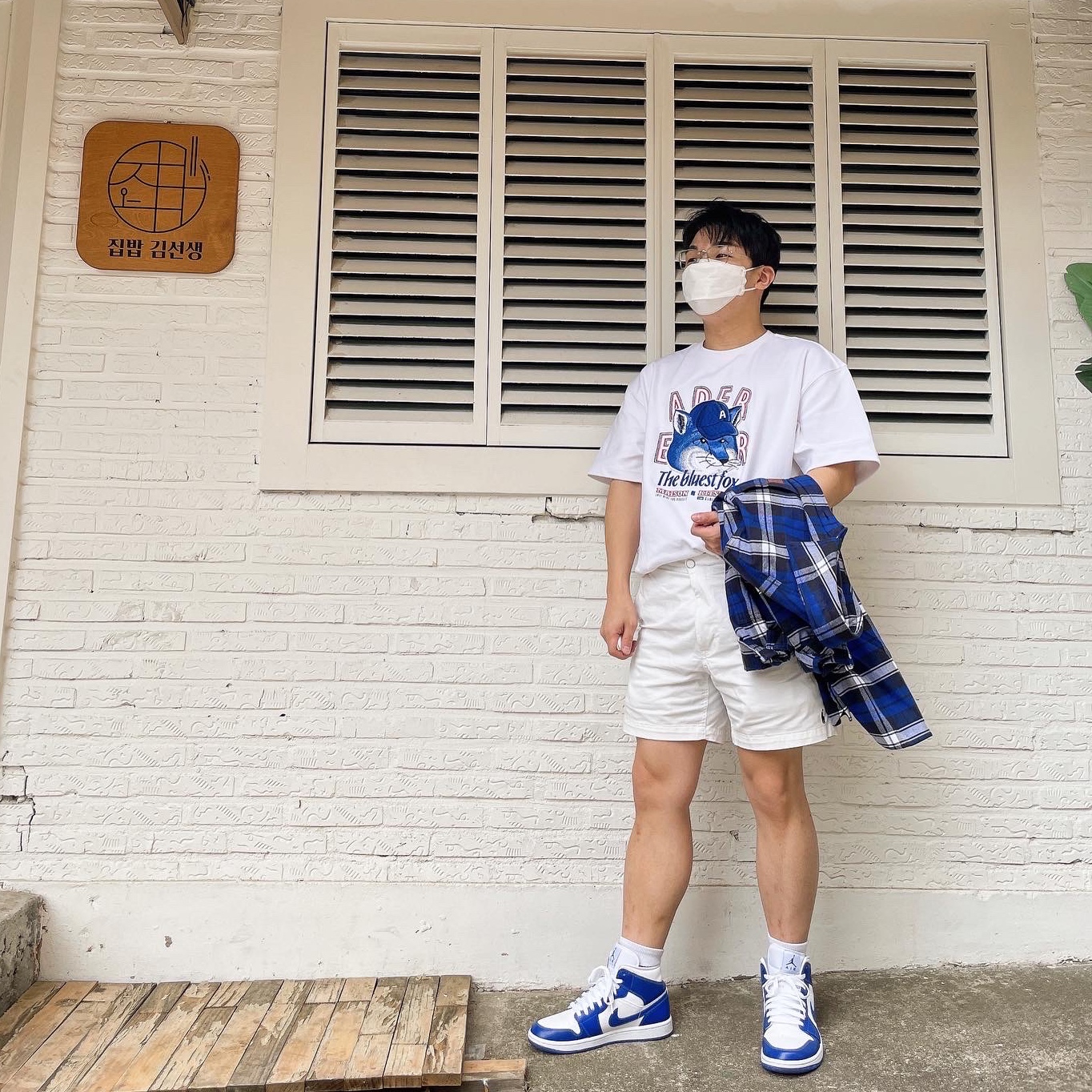 Maison Kitsune x Ader Error The Bluest Fox T-Shirt White, (W) Jordan 1 Mid White Hyper Royal 착용 스타일 - 2