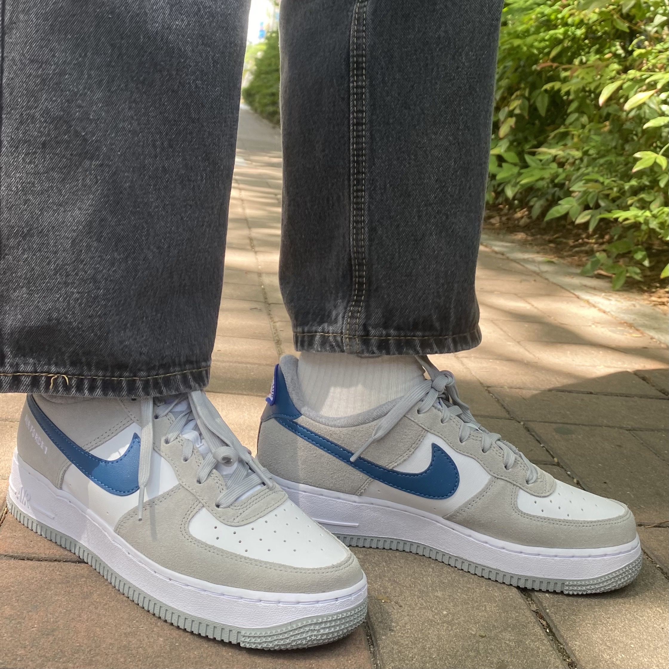 (GS) Nike Air Force 1 LV8 Athletic Club Light Smoke Grey Marina 착용 스타일