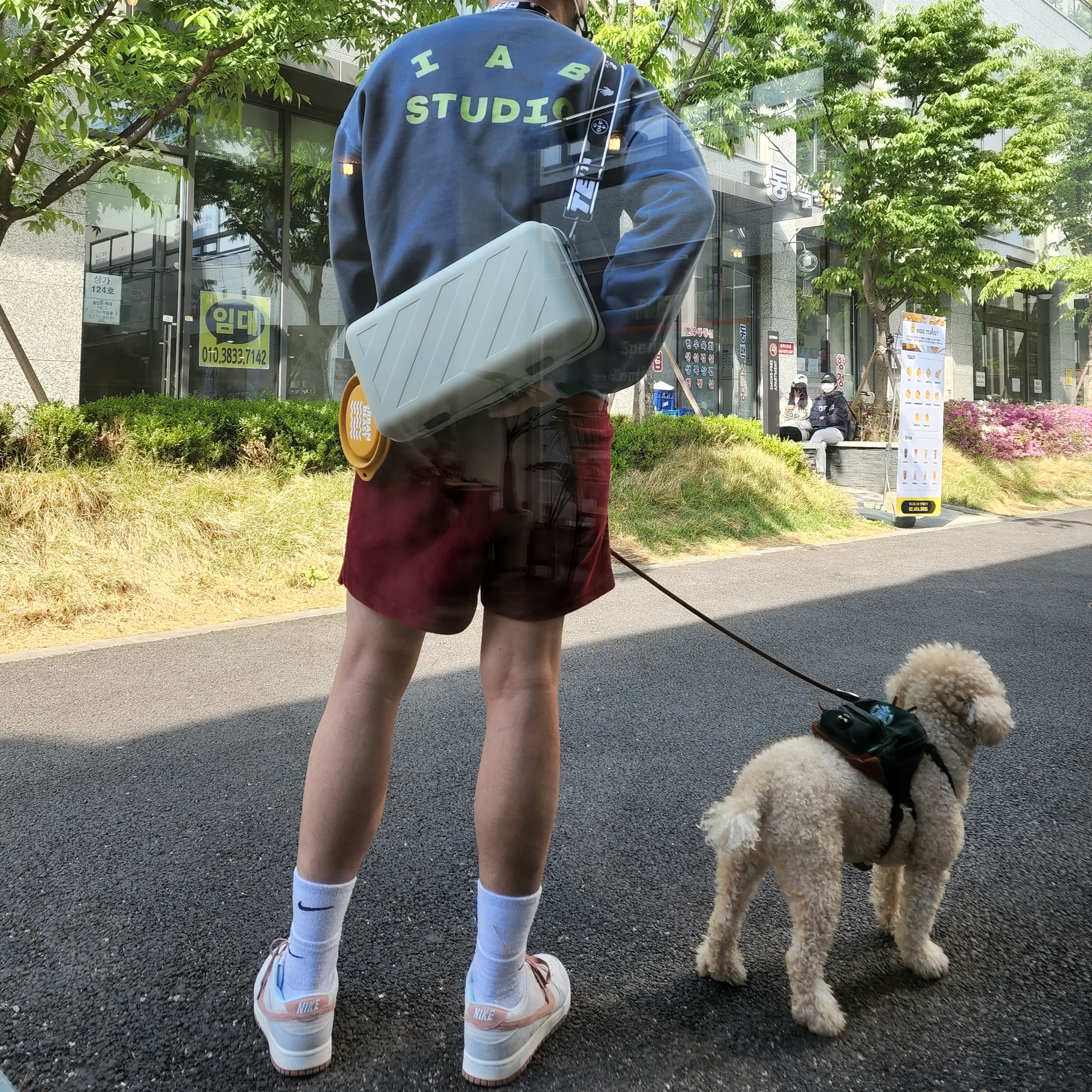 IAB Studio Pigment Sweatshirt Navy, Off-White x Amore Pacific Protection Box (Without Cosmetics) 착용 스타일