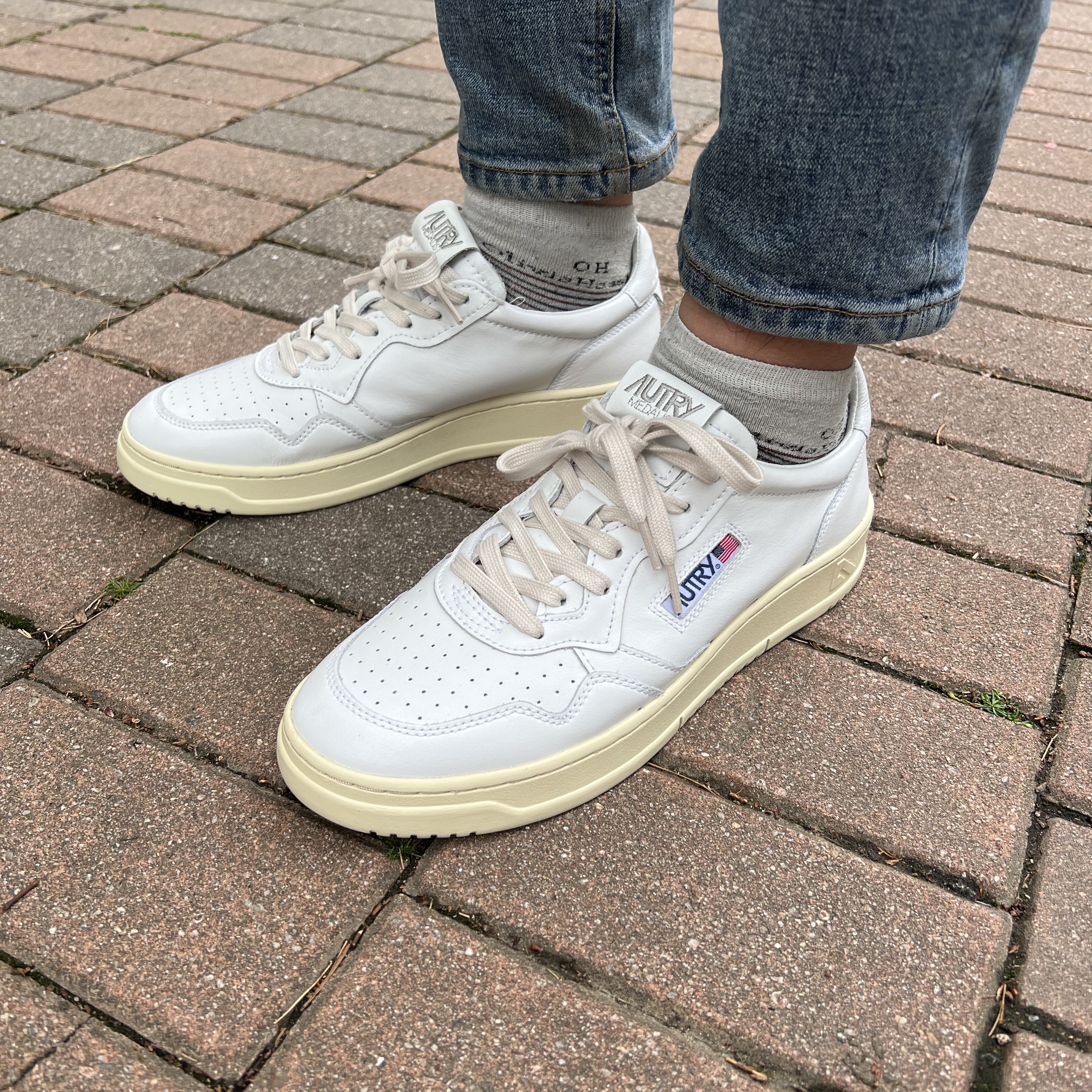 Autry Medalist Low Leather Sneakers White 착용 스타일 - 2