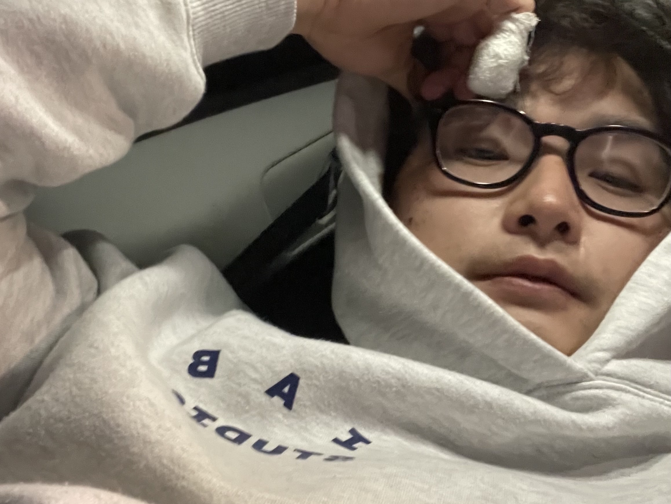 IAB Studio Hoodie Light Gray 착용 스타일 - 2