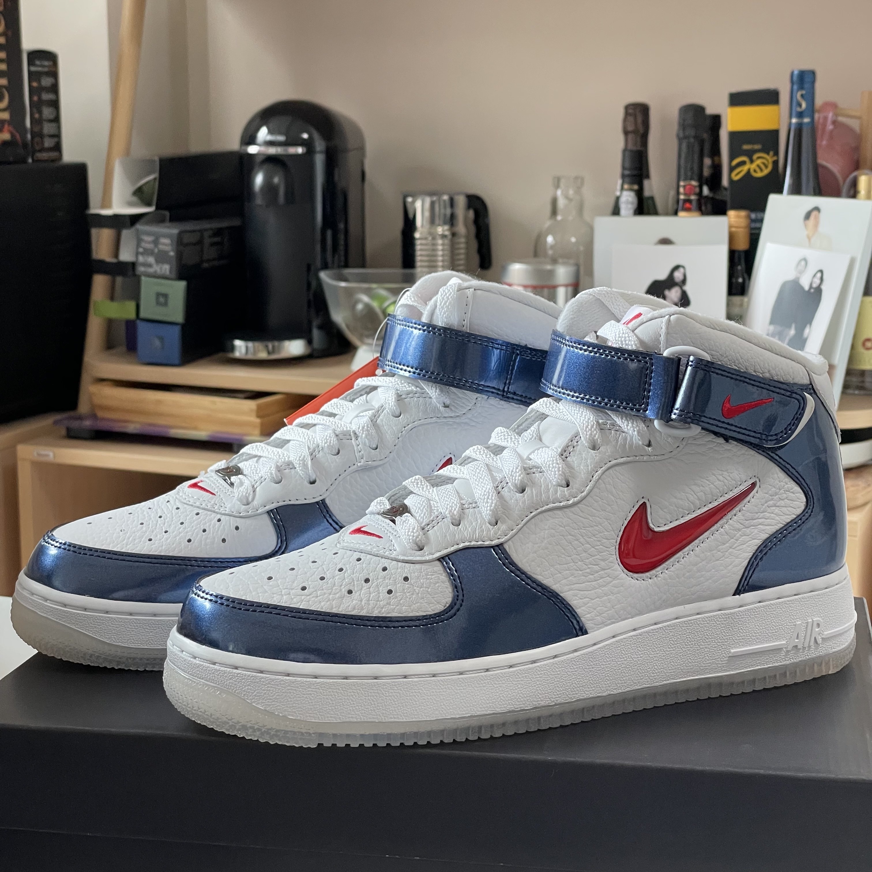 Nike Air Force 1 Mid QS University Red and Midnight Navy 착용 스타일 - 2