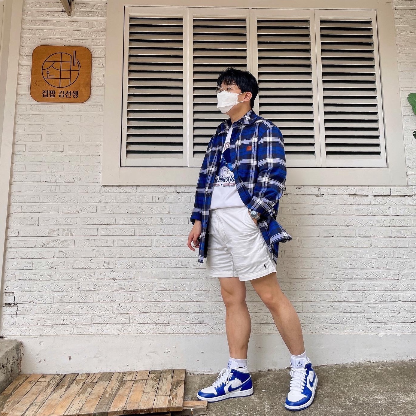 Maison Kitsune x Ader Error The Bluest Fox T-Shirt White, (W) Jordan 1 Mid White Hyper Royal 착용 스타일 - 1