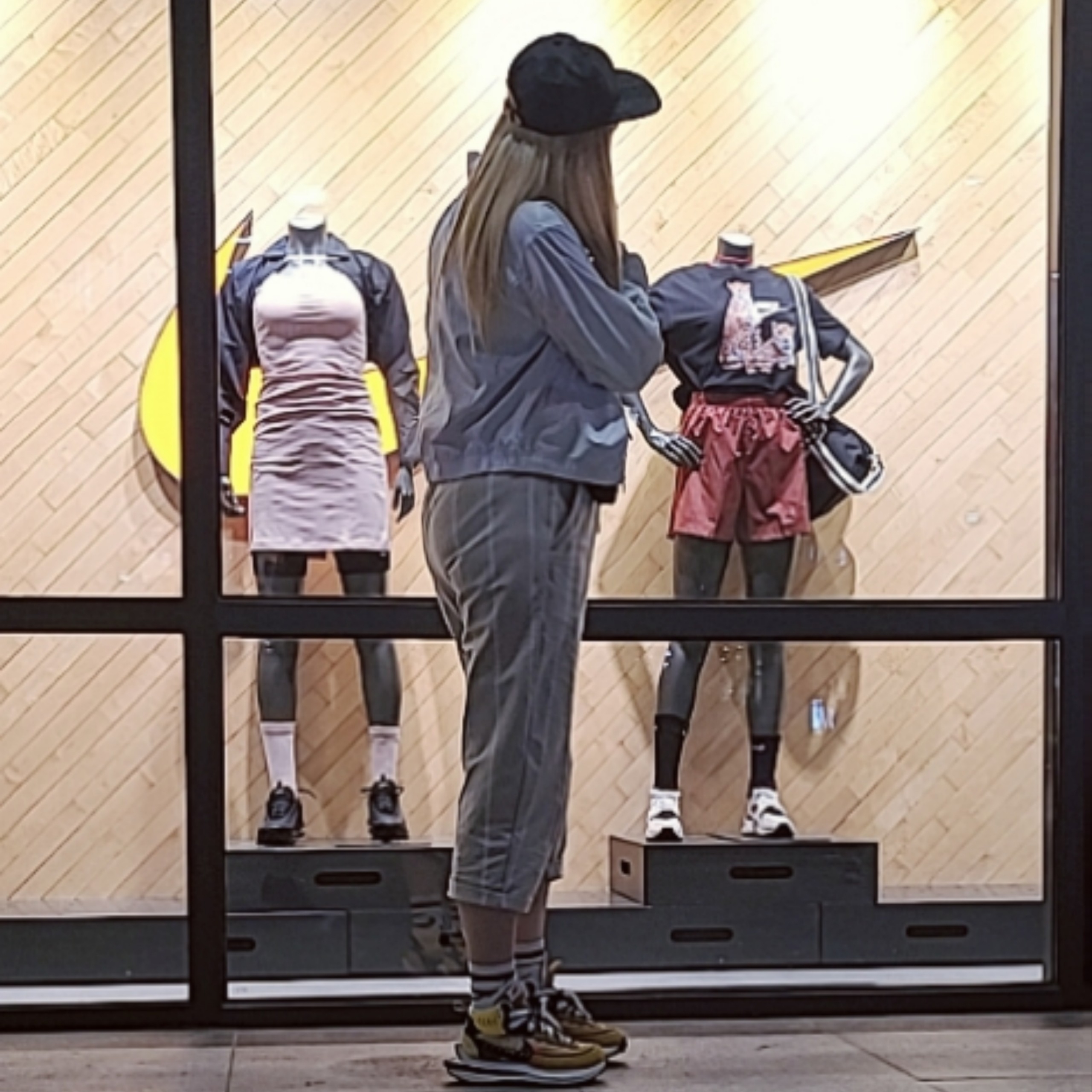 Nike x Sacai x Jean Paul Gaultier VaporWaffle Sesame Blue Void, Louis Vuitton x Nigo LV Made Stripe Hat Gray 착용 스타일 - 3
