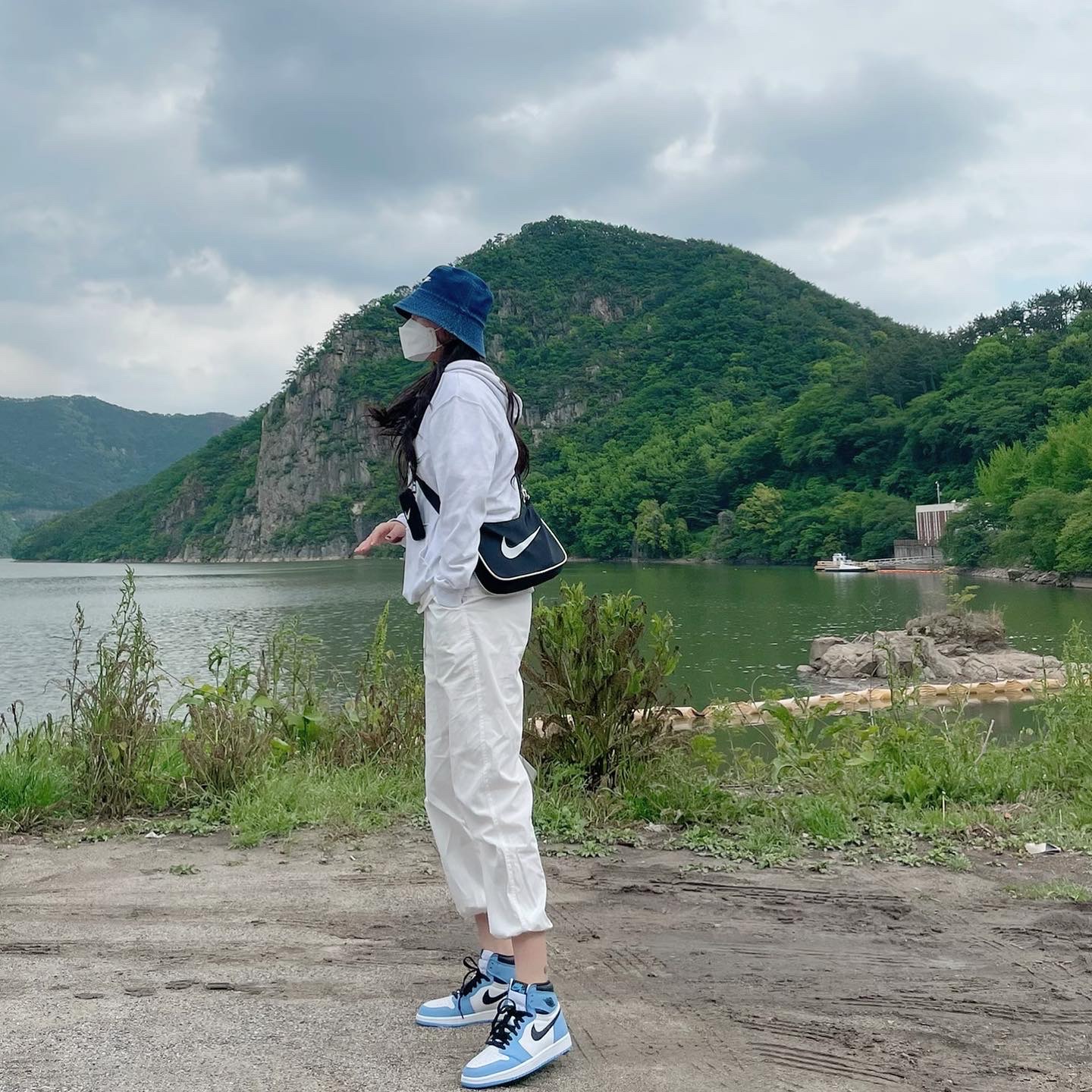 Jordan 1 Retro High OG University Blue 착용 스타일 - 1