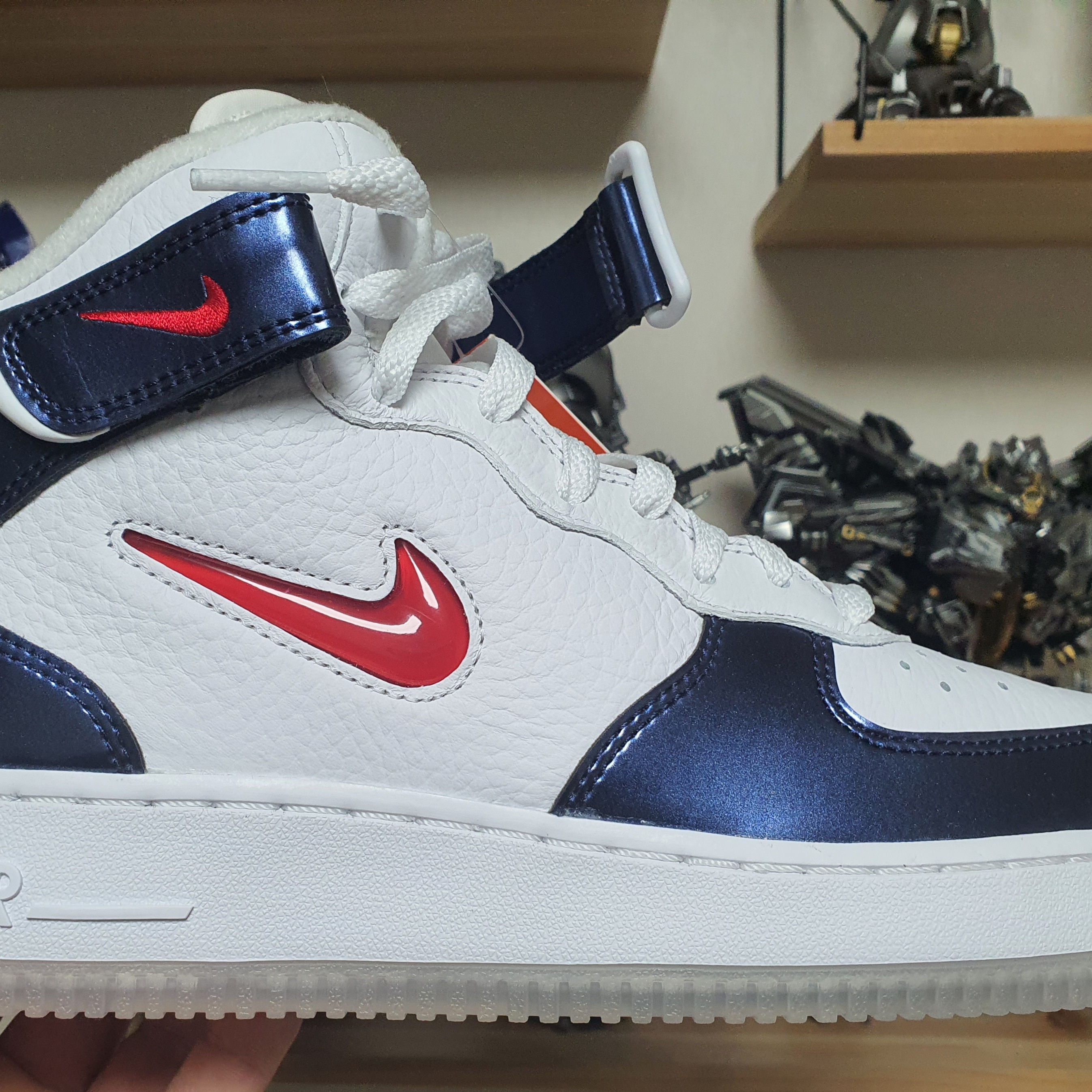 Nike Air Force 1 Mid QS University Red and Midnight Navy 착용 스타일