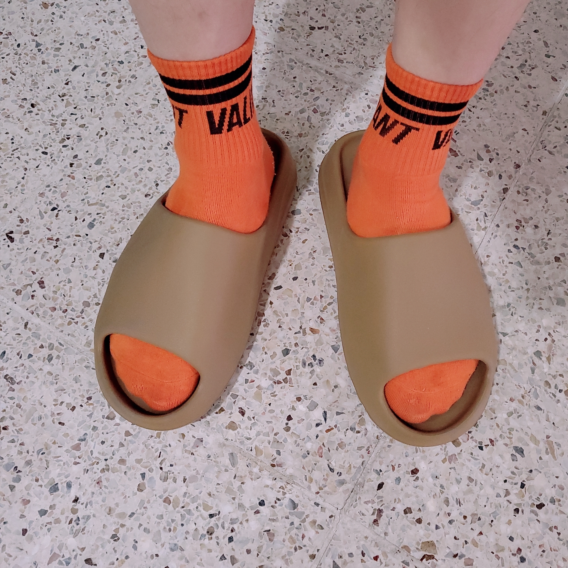 Adidas Yeezy Slide Ochre 착용 스타일