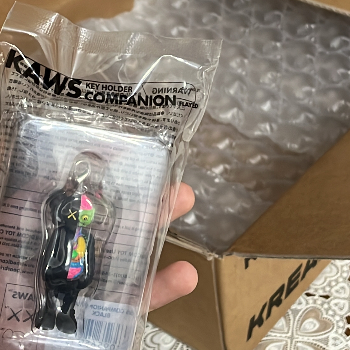 Kaws Tokyo First Companion Flayed Keychain Black 착용 스타일 - 1