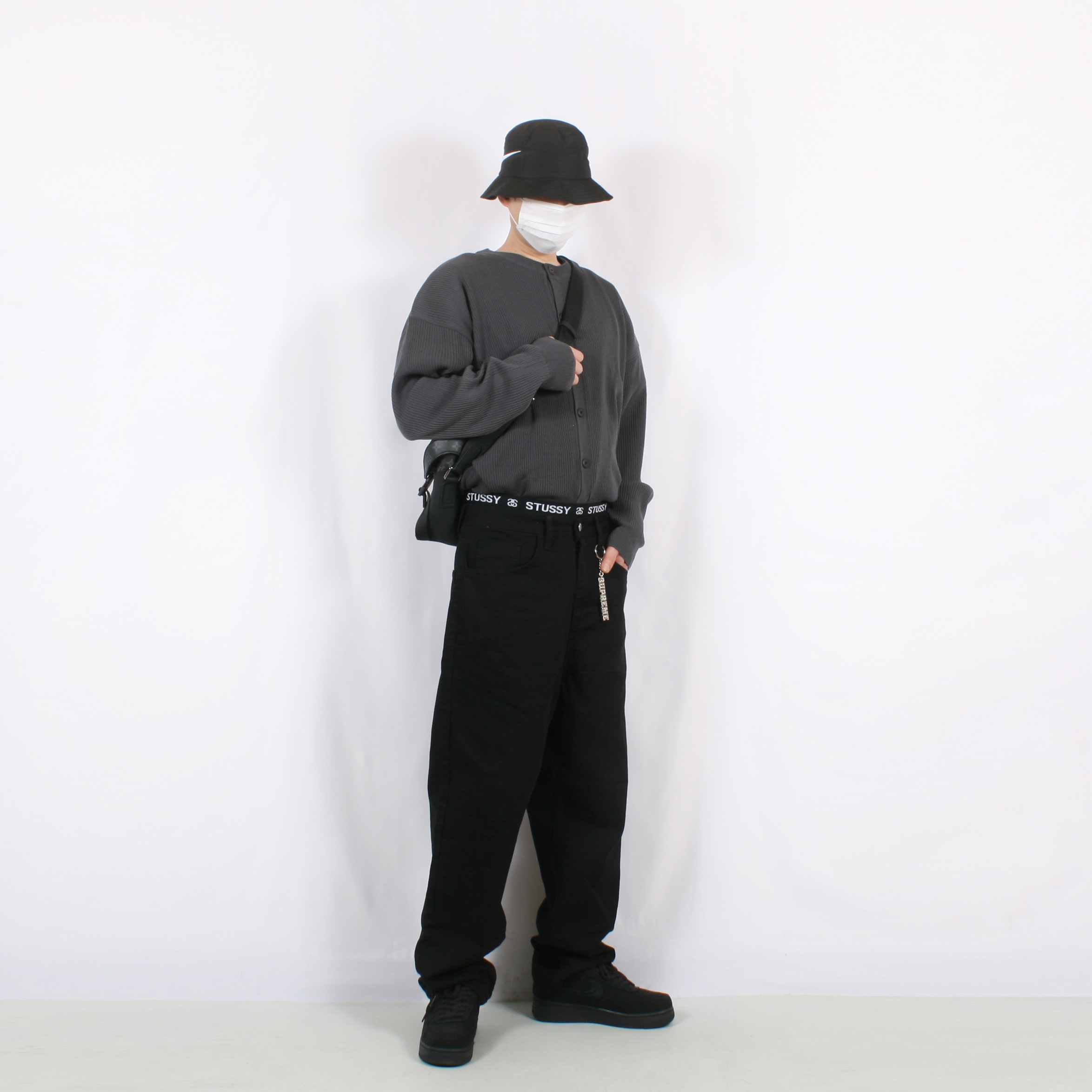 Nike x Stussy Air Force 1 Low Triple Black, Supreme Fronts Keychain Gold - 19SS 착용 스타일 - 2