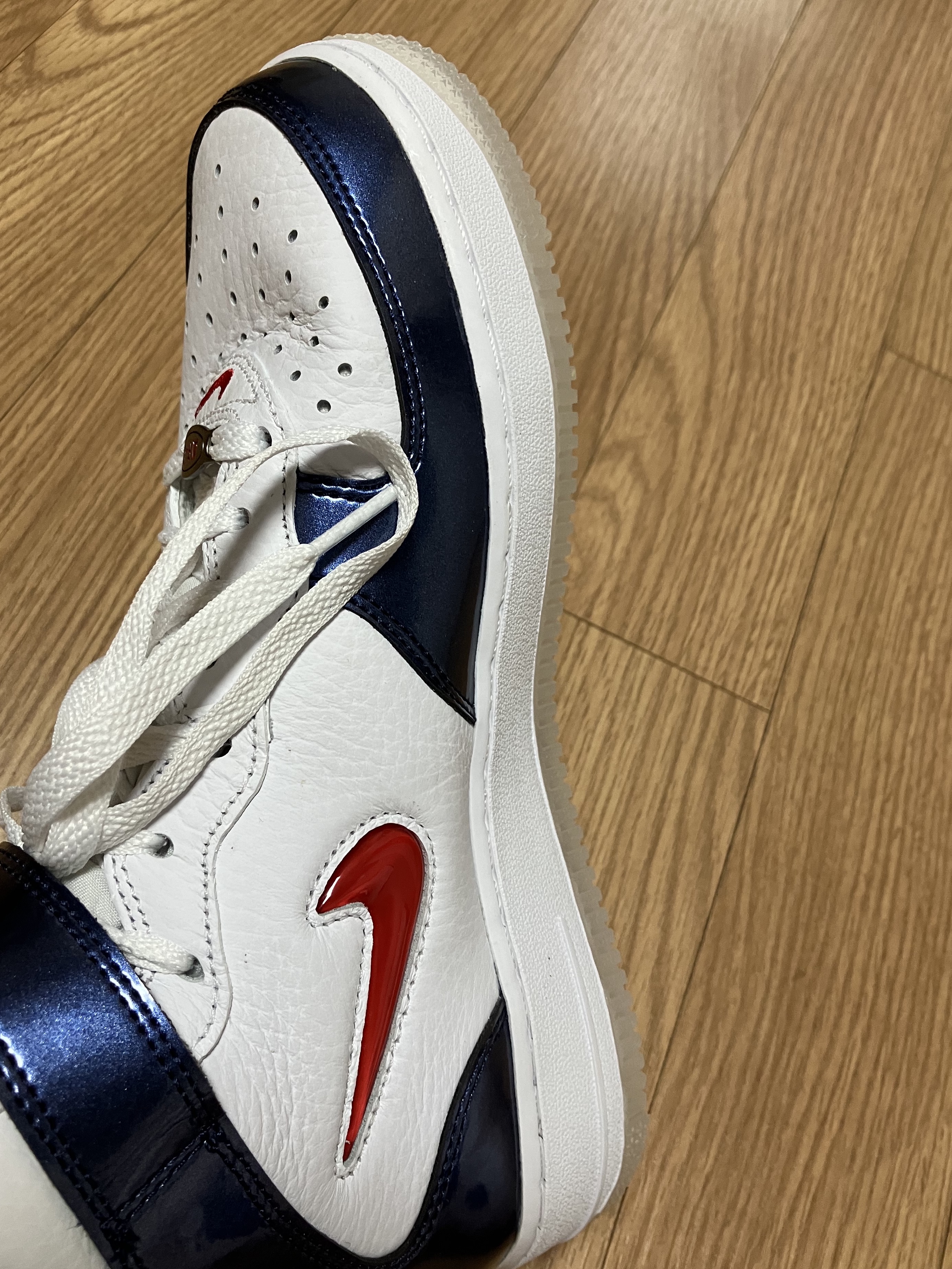 Nike Air Force 1 Mid QS University Red and Midnight Navy 착용 스타일