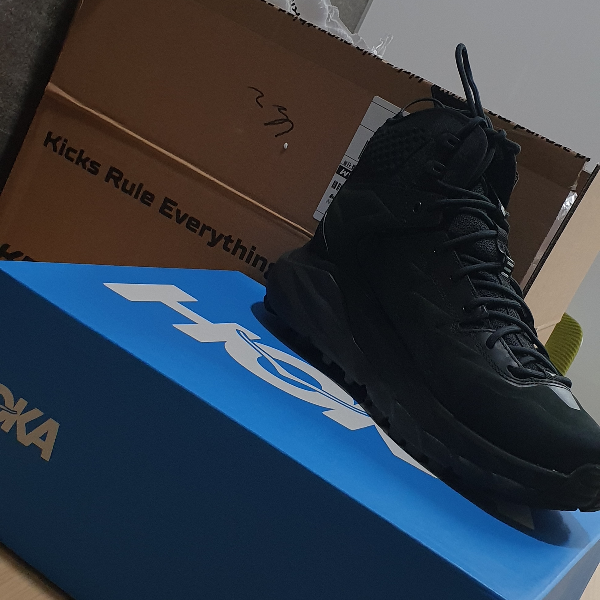 Hoka Kaha Gore-Tex Black Phantom 착용 스타일