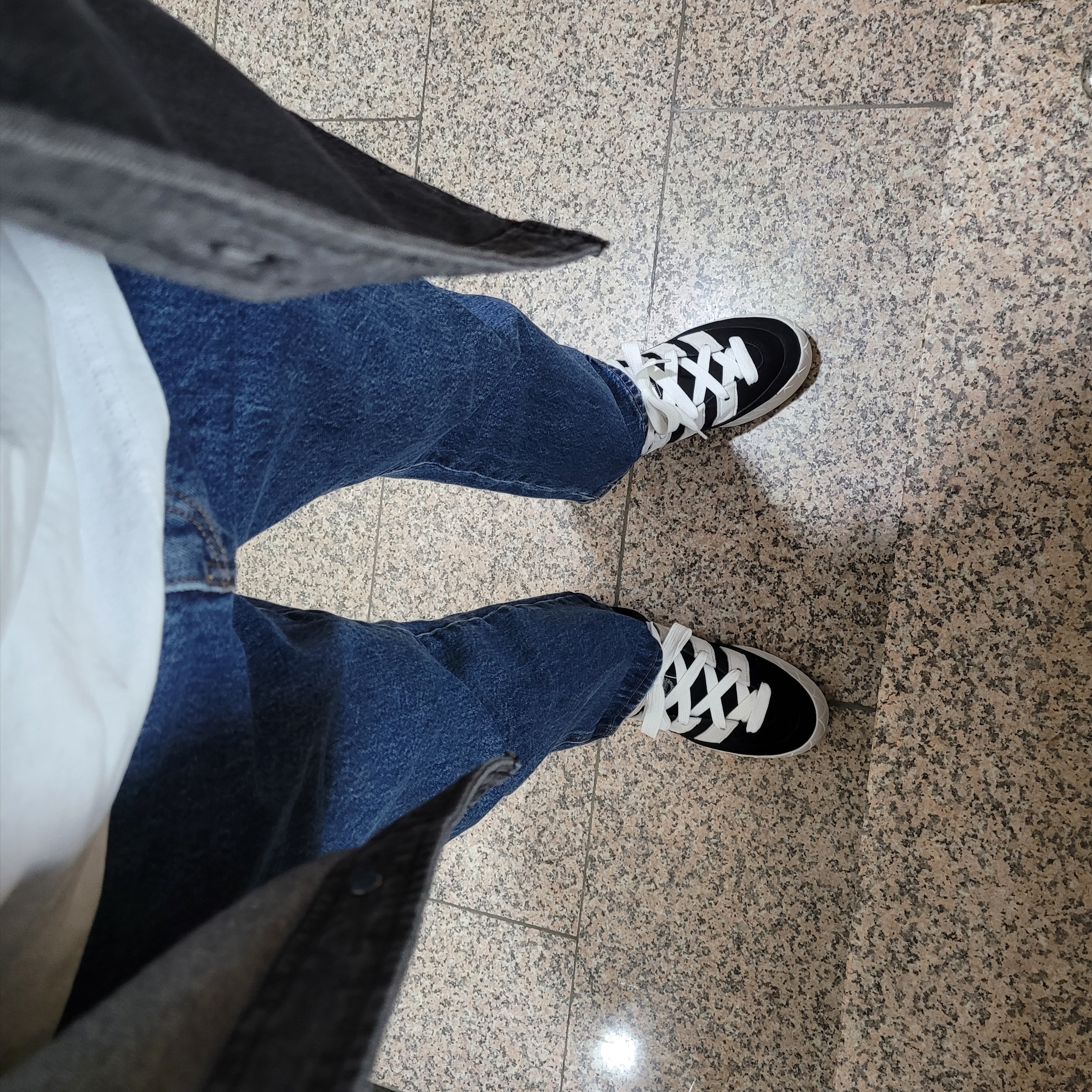 Adidas Adimatic Core Black 착용 스타일 - 2