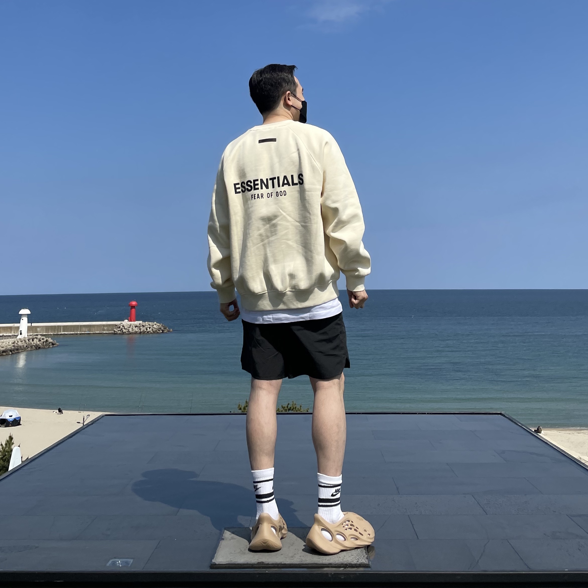 Essentials Pull-Over Crewneck Sweatshirt Cream - 21SS, Essentials Volley Shorts Black - 21SS 착용 스타일 - 1