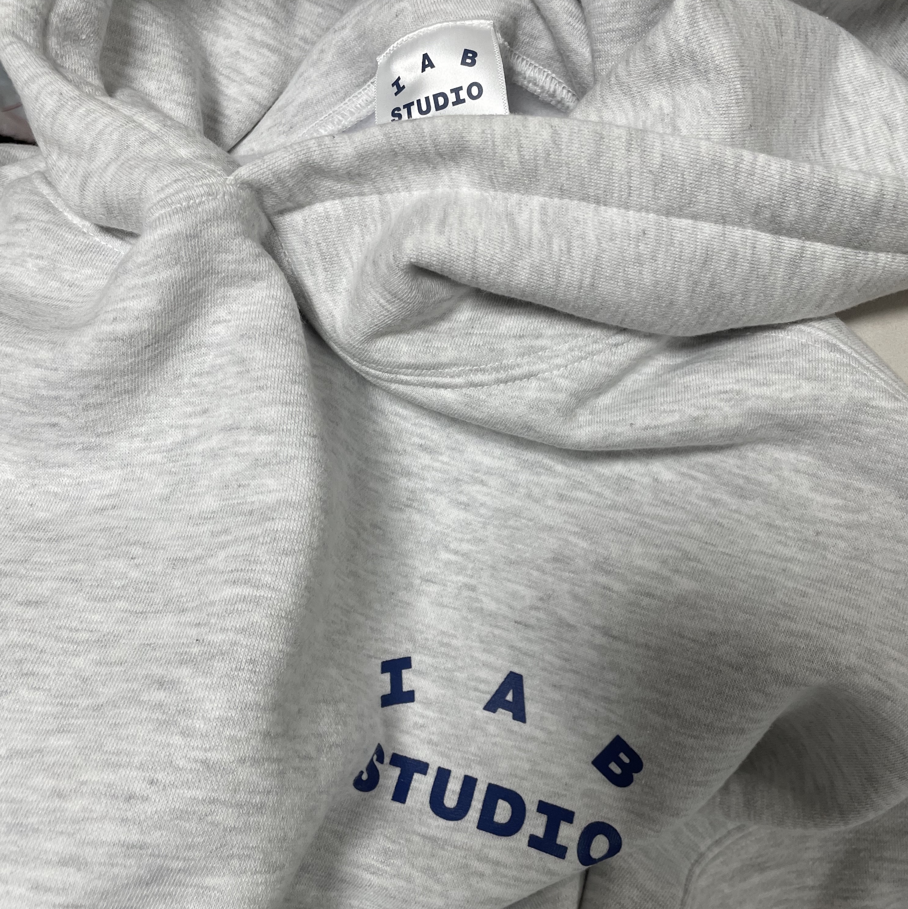 IAB Studio Hoodie Light Gray 착용 스타일