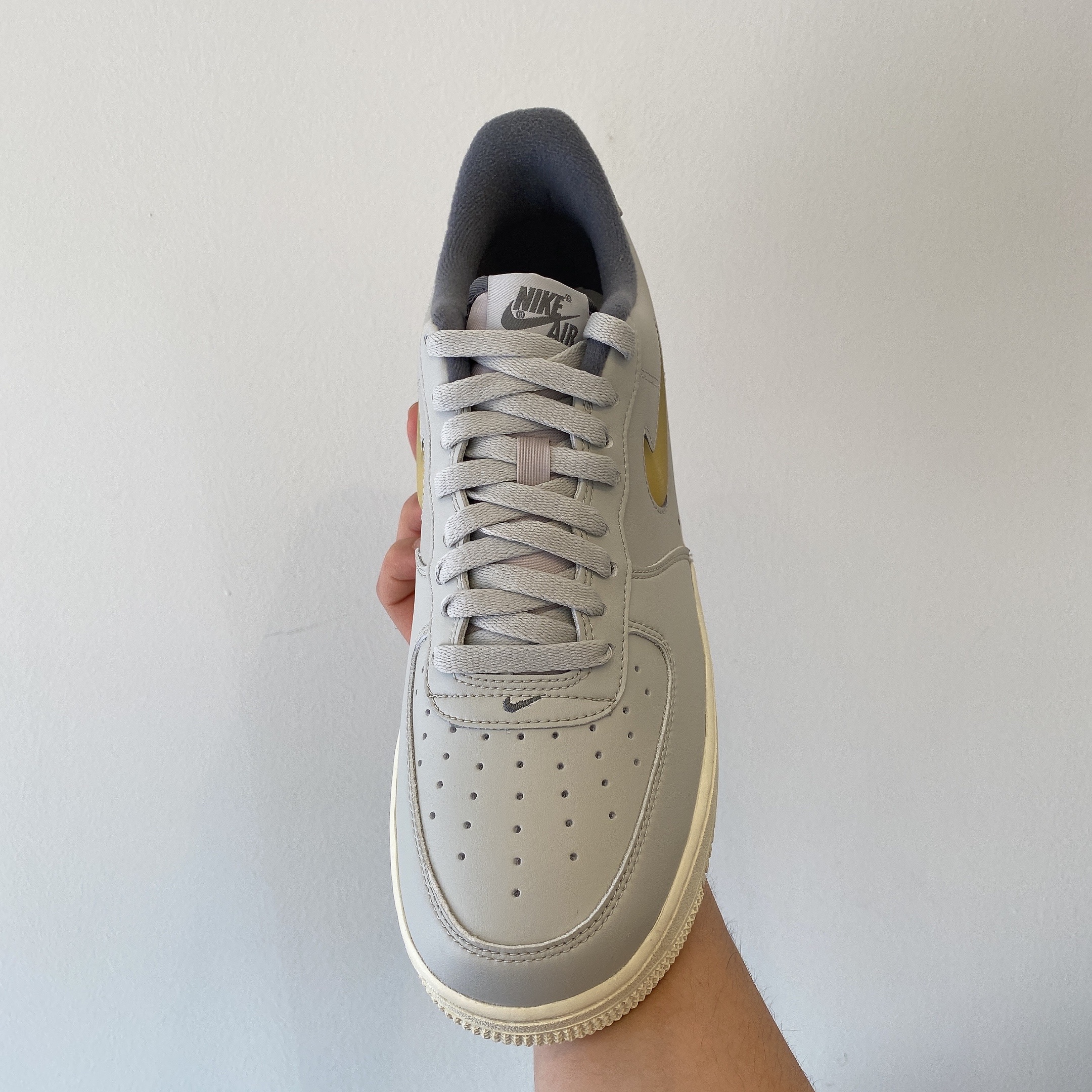 Nike Air Force 1 '07 LX Light Bone and Coconut Milk 착용 스타일 - 2