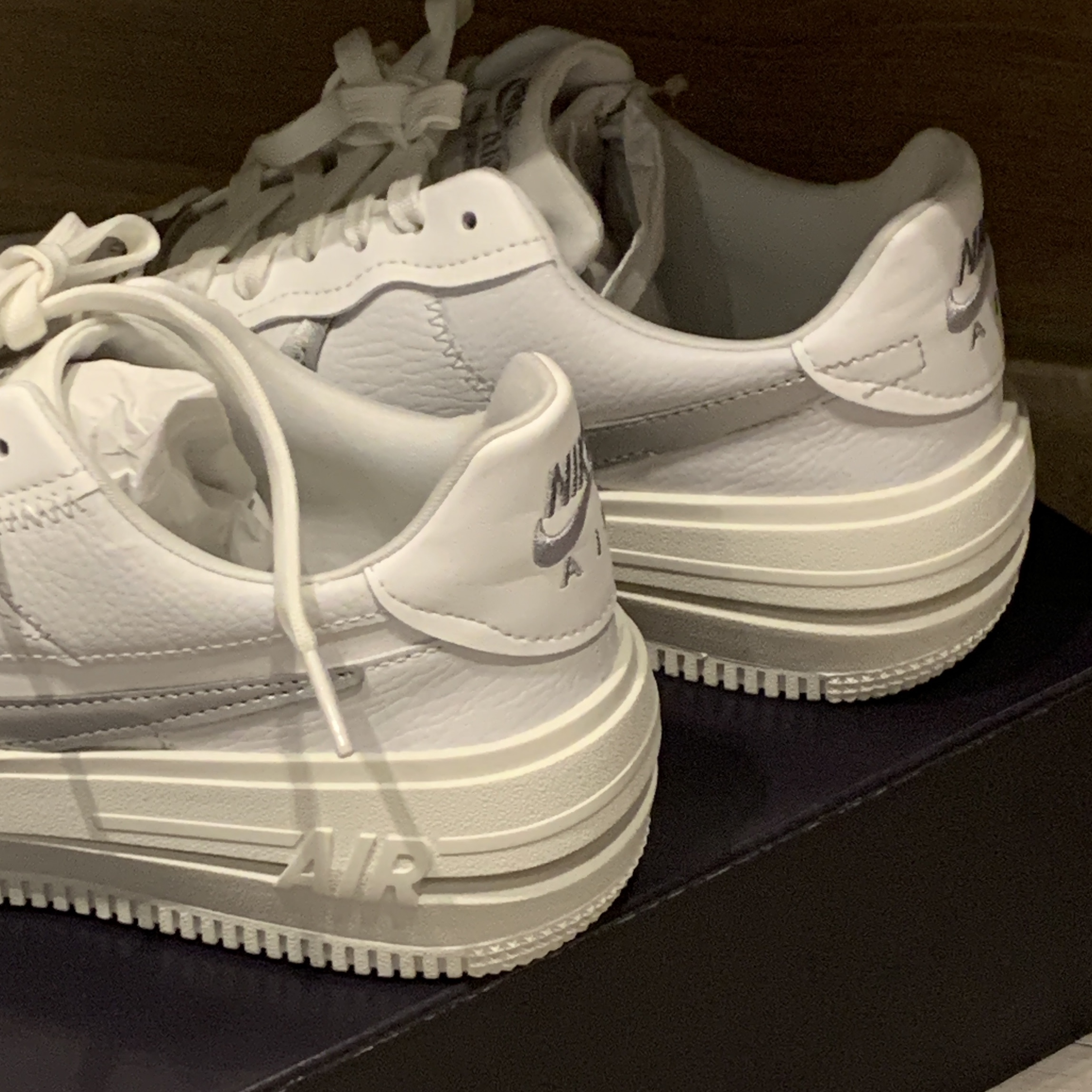 (W) Nike Air Force 1 PLT.AF.ORM Summit White Metallic Silver 착용 스타일 - 2