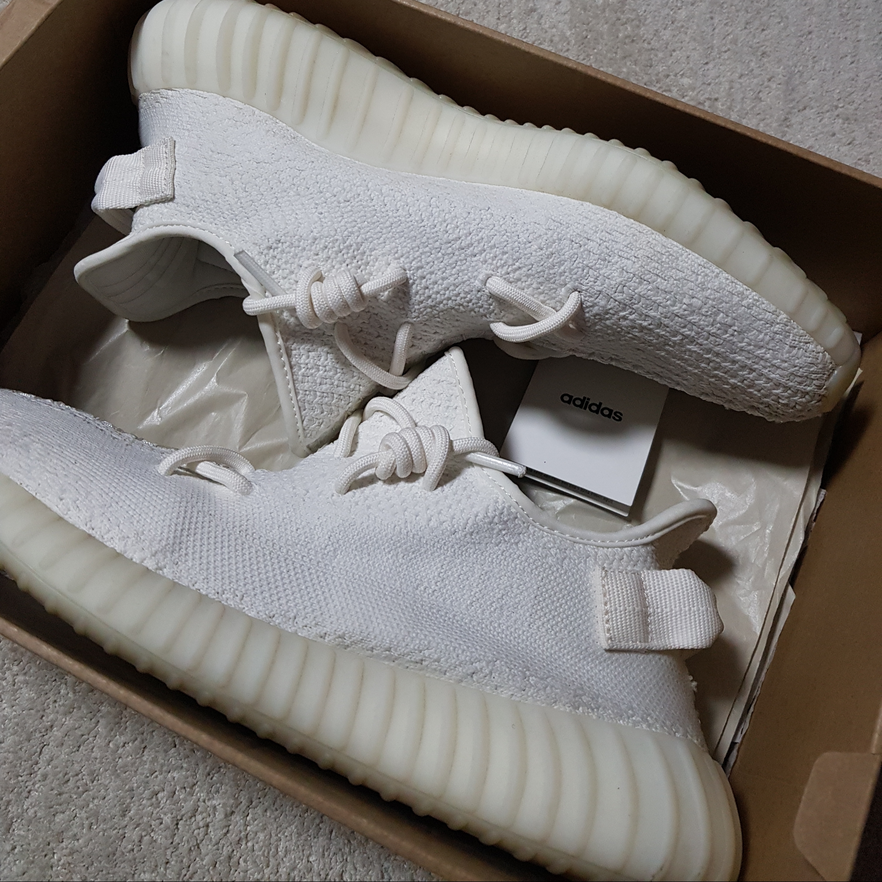 Adidas Yeezy Boost 350 V2 Cream/Triple White 착용 스타일