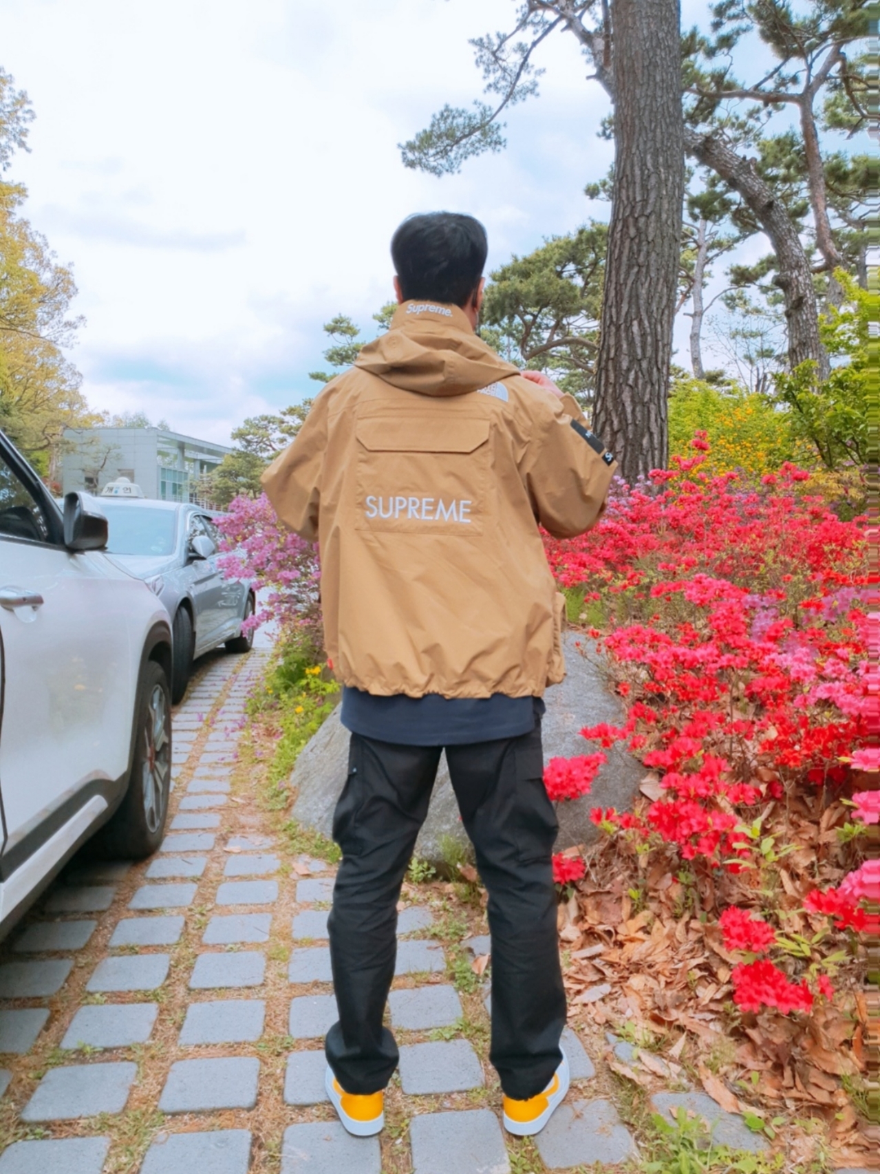 Supreme x The North Face Cargo Jacket Gold - 20SS, Jordan 1 Mid White University Gold 착용 스타일 - 2