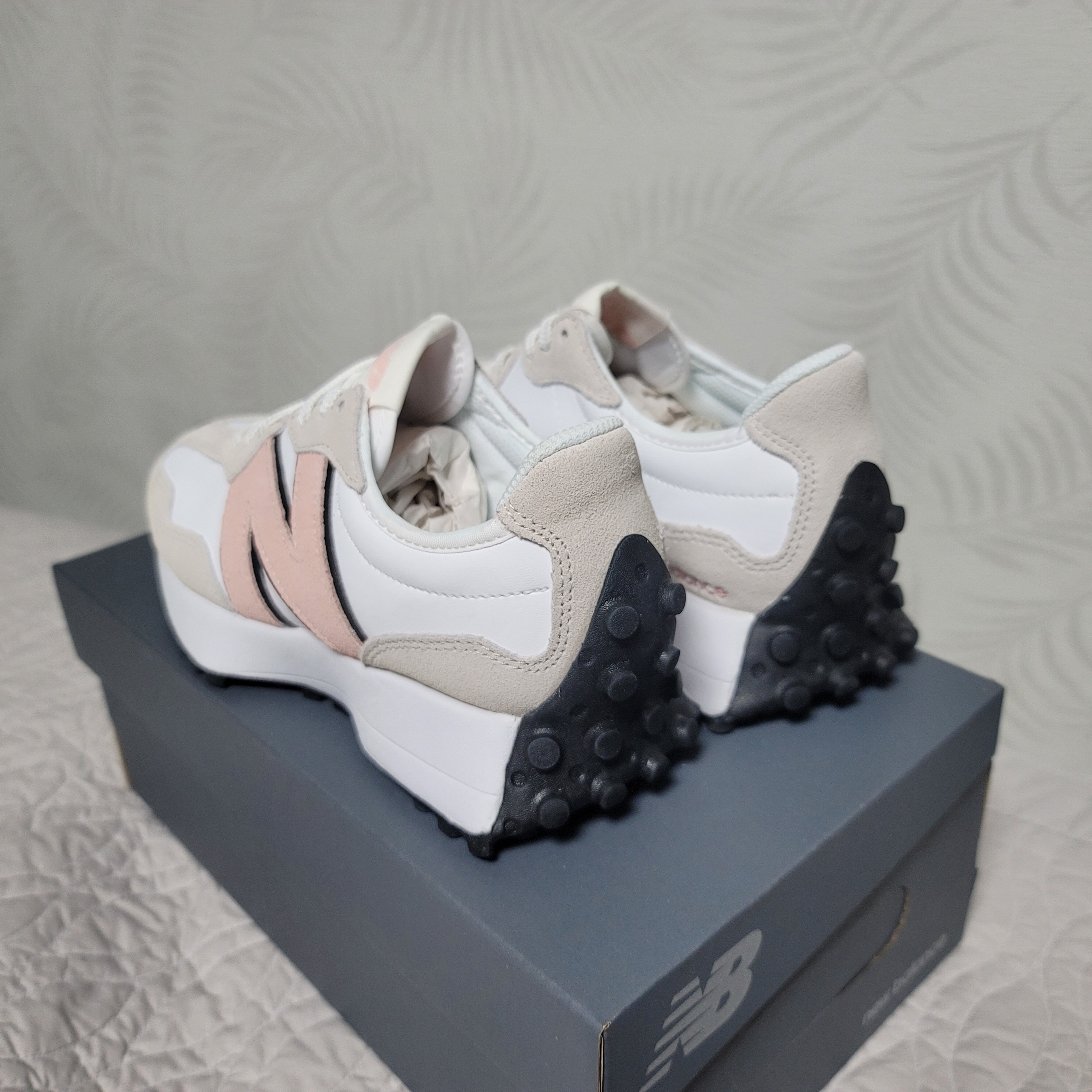 (W) New Balance 327 Pink Haze 착용 스타일 - 2