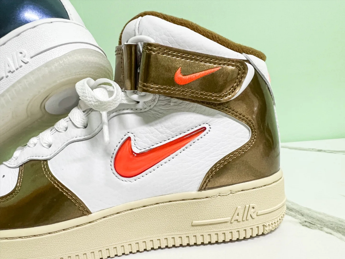 Nike Air Force 1 Mid QS University Red and Midnight Navy, Nike Air Force 1 Mid QS Ale Brown 착용 스타일 - 5