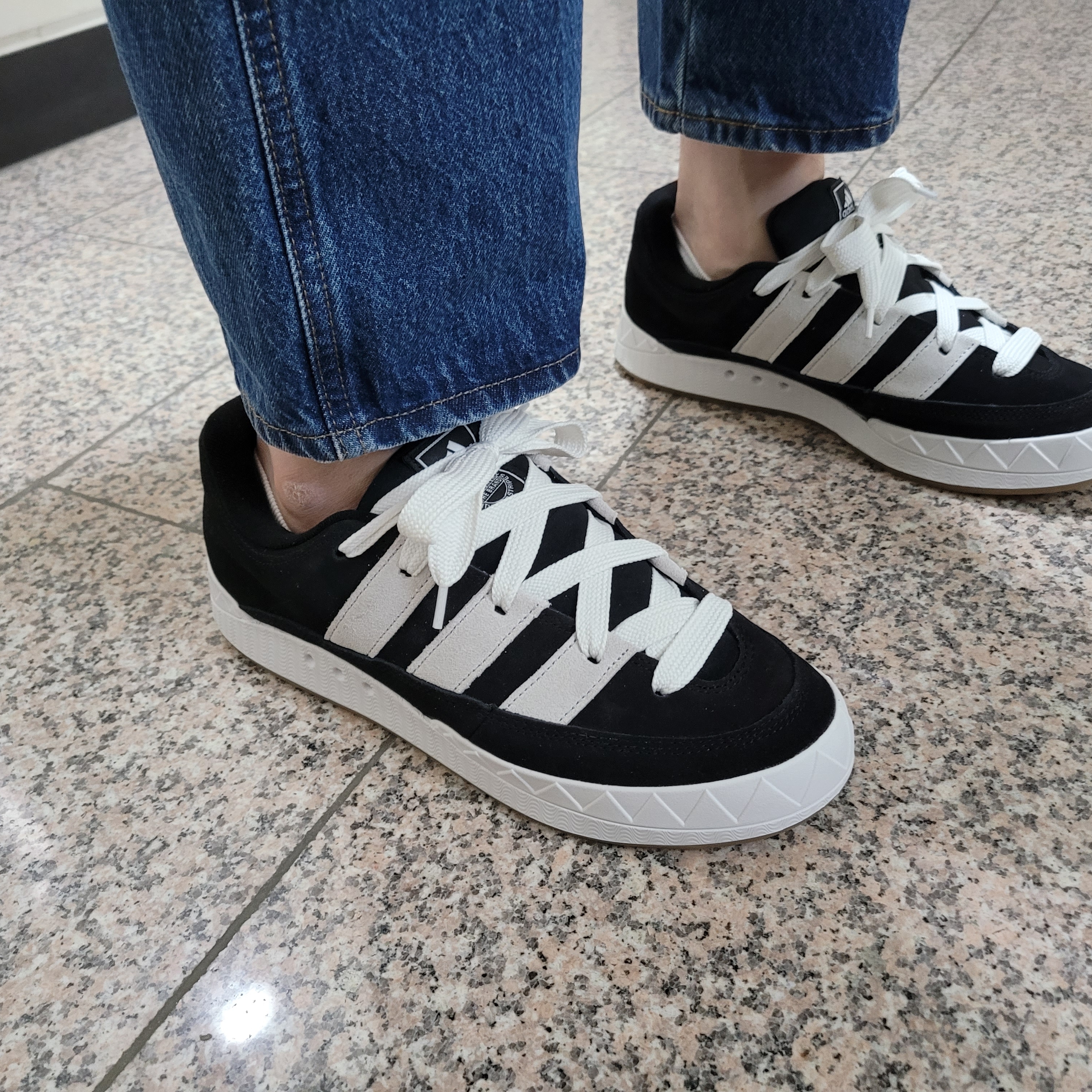 Adidas Adimatic Core Black 착용 스타일 - 3