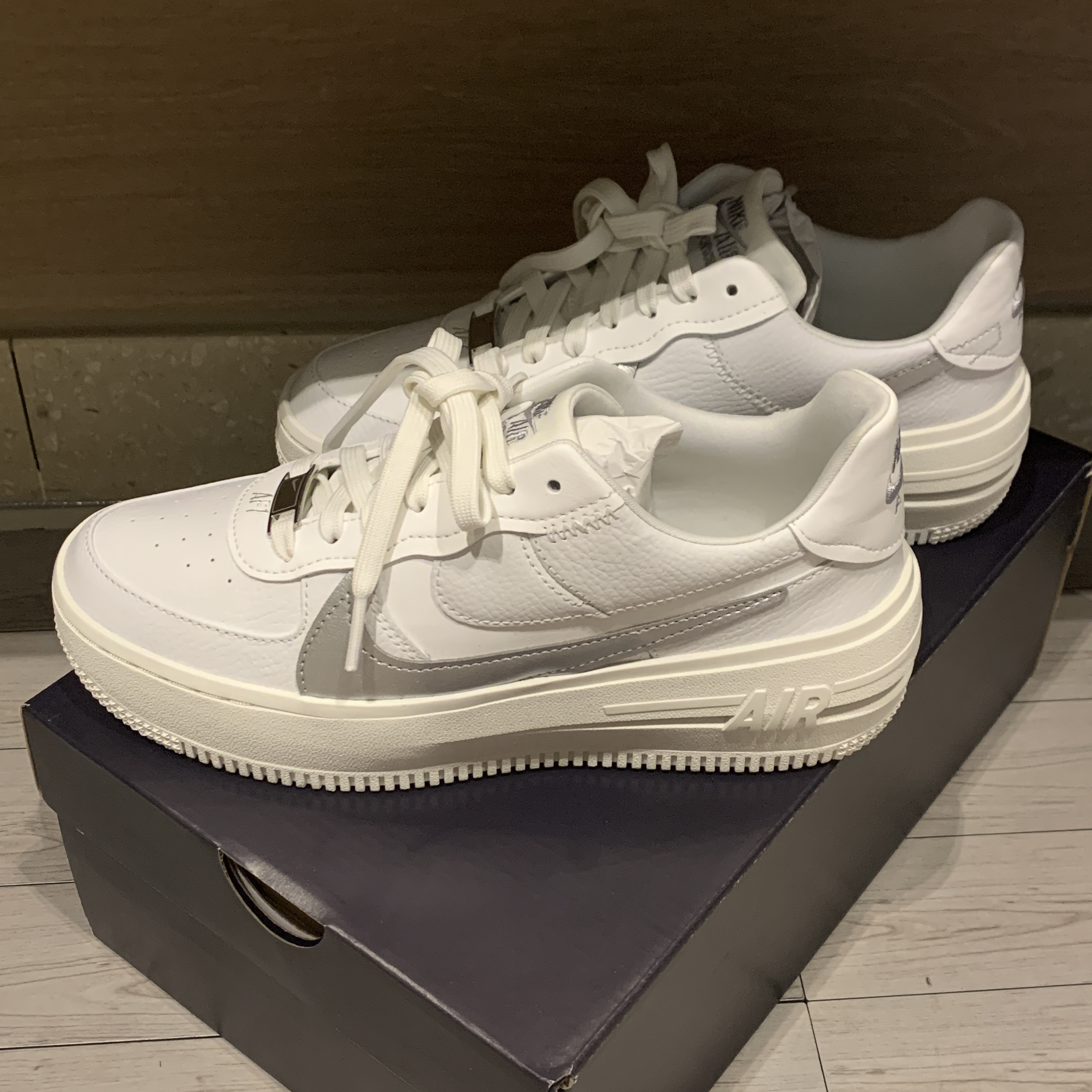(W) Nike Air Force 1 PLT.AF.ORM Summit White Metallic Silver 착용 스타일 - 3