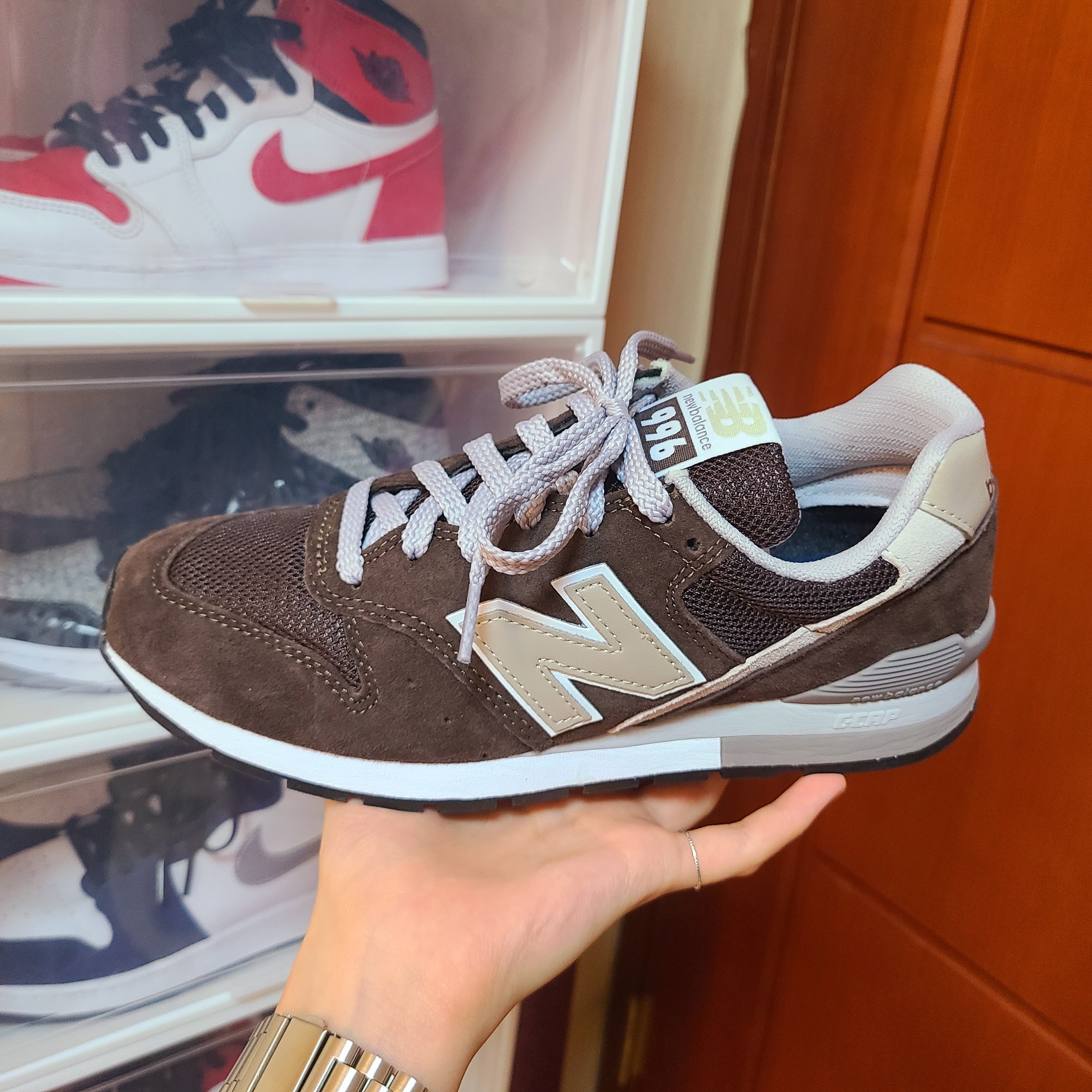 New Balance 996 Dark Brown 착용 스타일 - 2