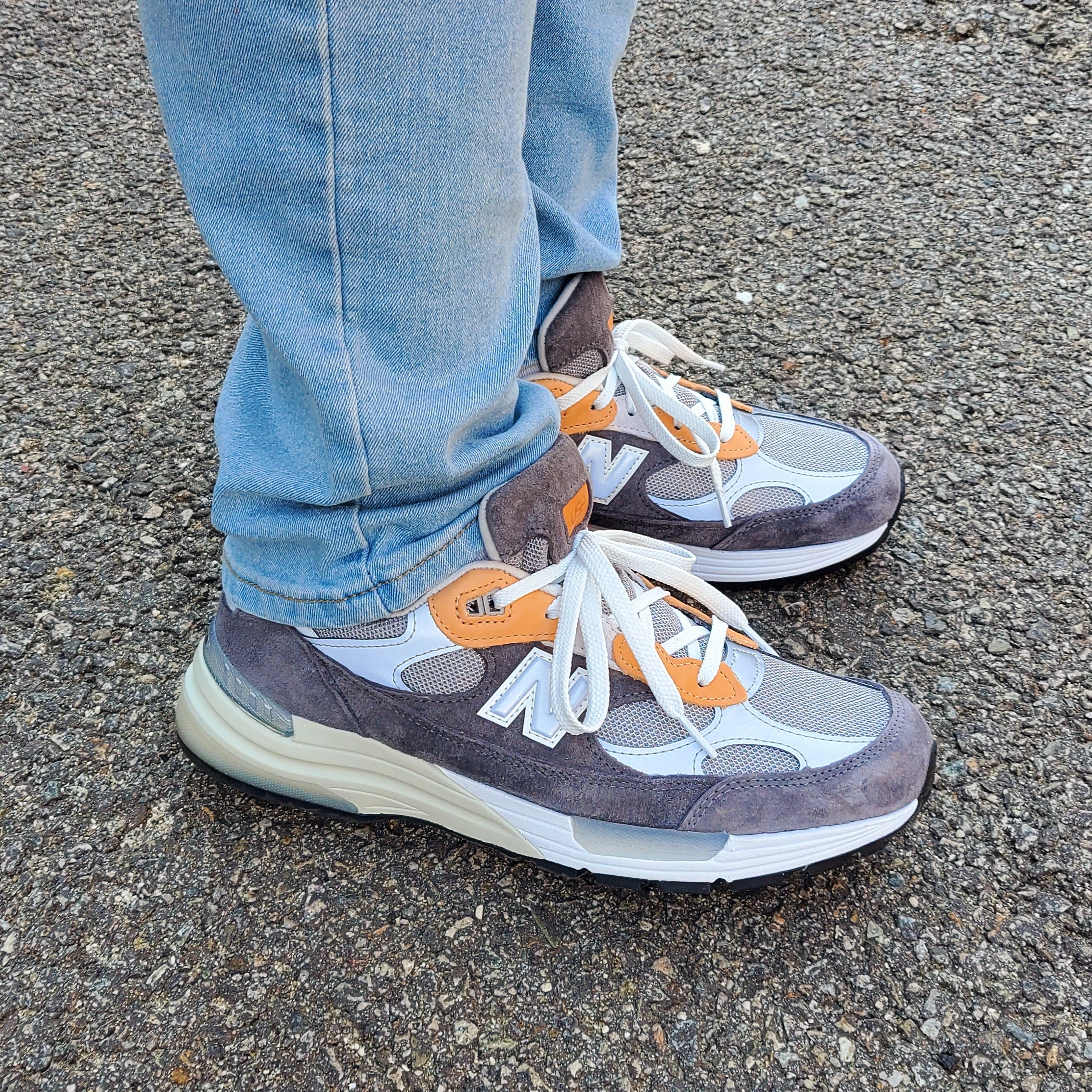 New Balance x Todd Snyder 992 Made in USA 10th Anniversary Grey Tan 착용 스타일 - 1