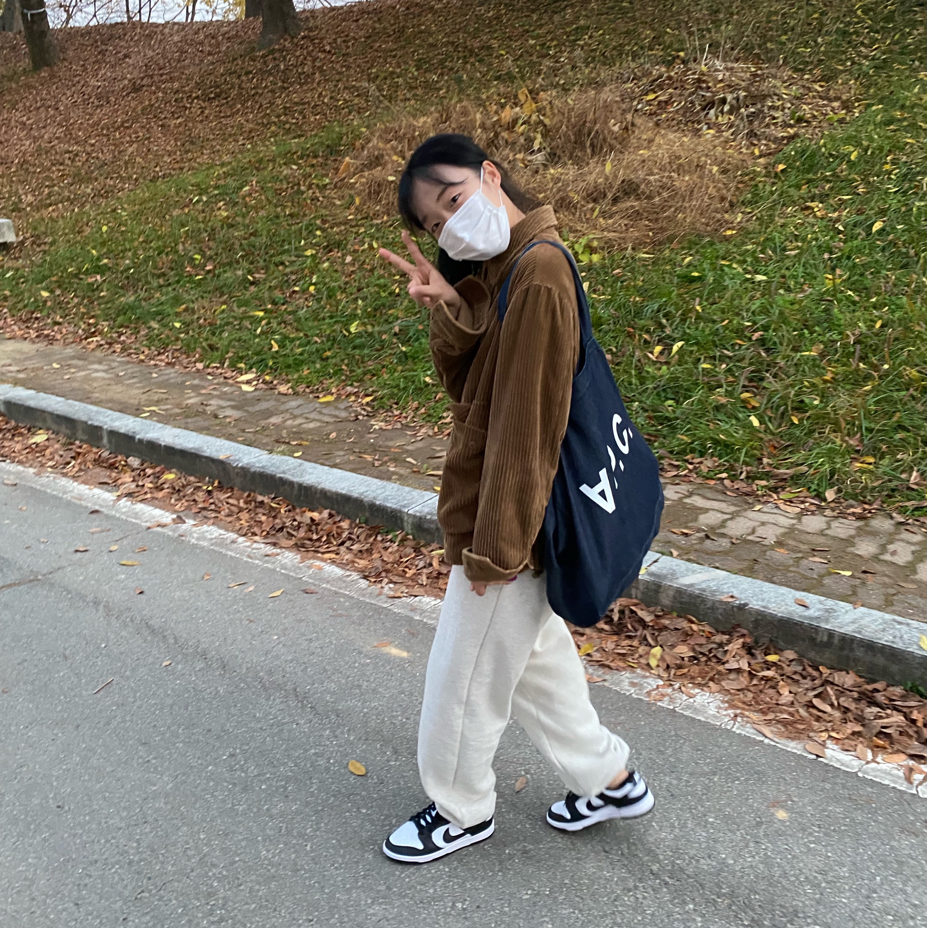A.P.C. Daniela Shopping Bag Indigo, (W) Nike Dunk Low Black 착용 스타일