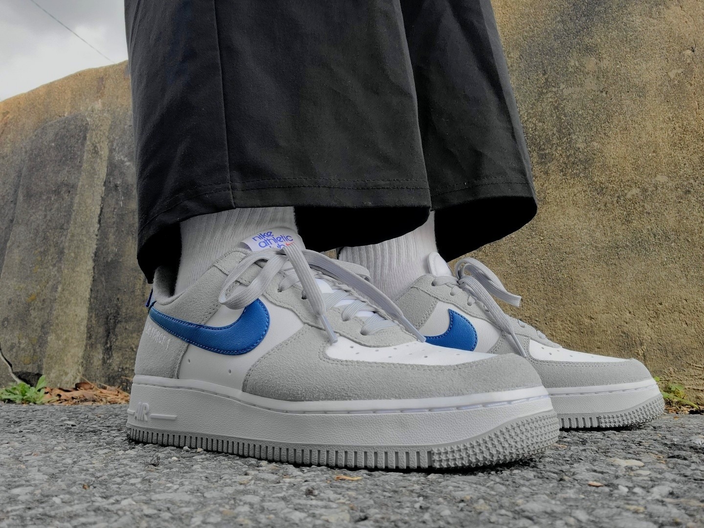 Nike Air Force 1 '07 LV8 Athletic Club Light Smoke Grey Marina 착용 스타일