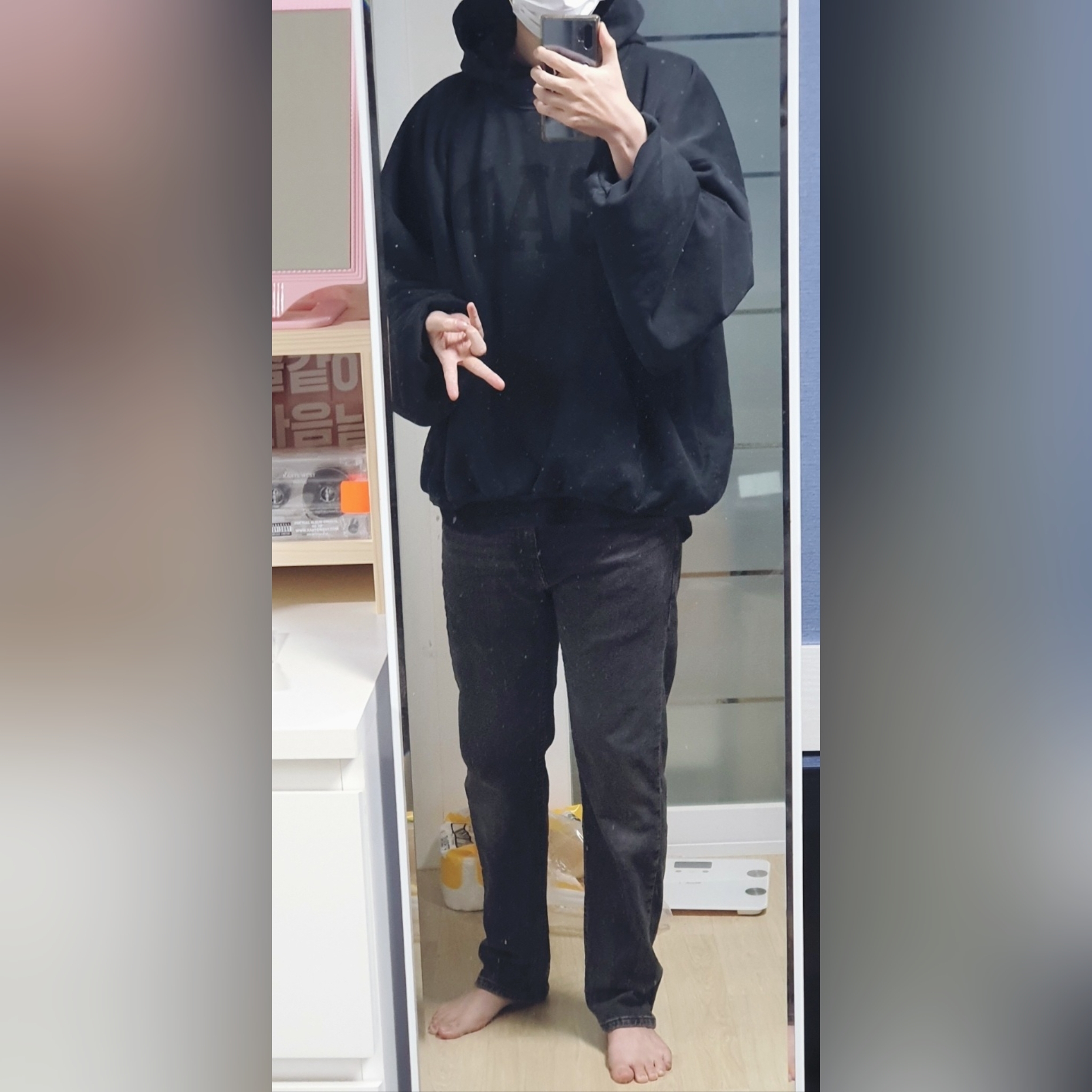 Yeezy Gap Engineered By Balenciaga Dove Hoodie Washed Black 착용 스타일 - 1