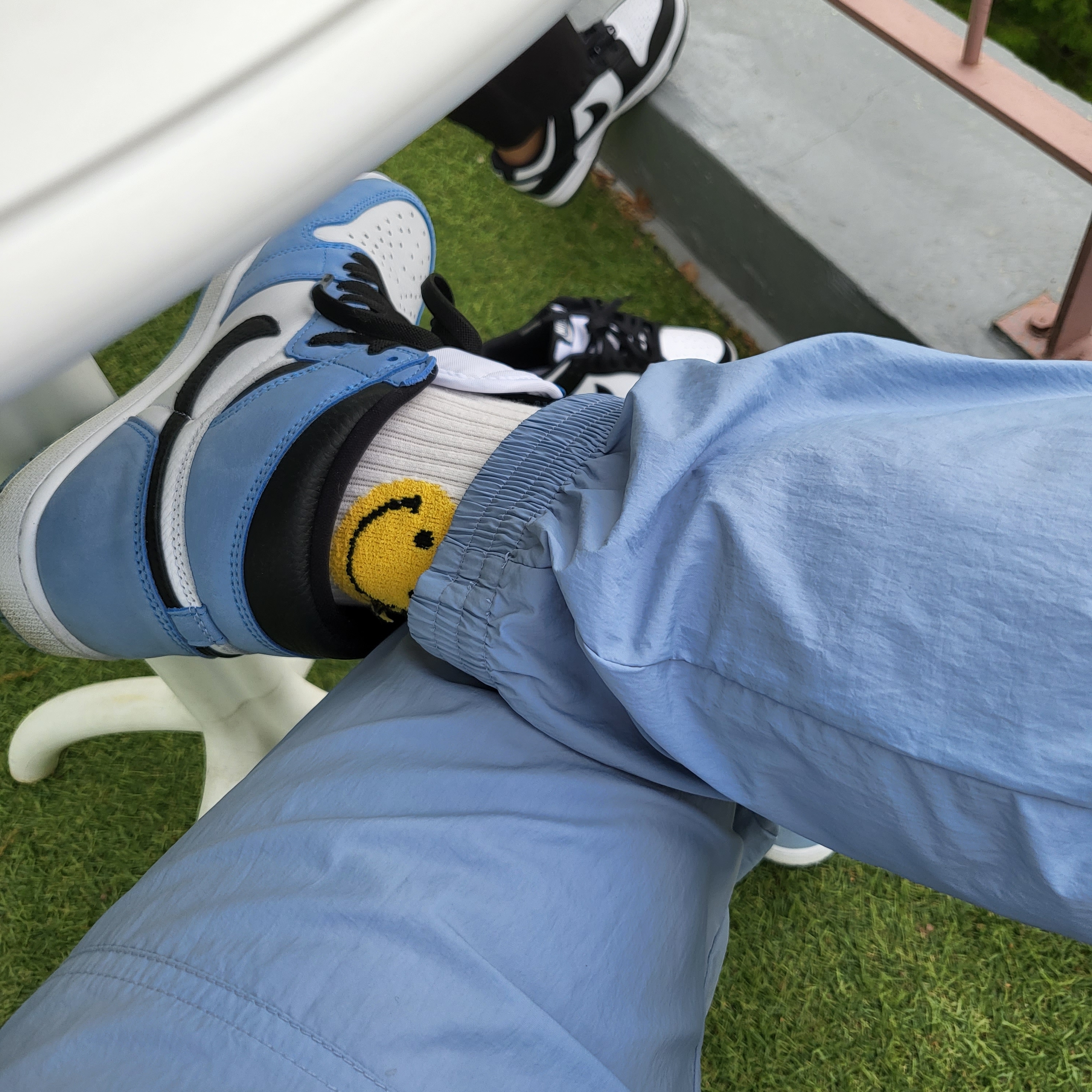 Jordan 1 Retro High OG University Blue, Nike Dunk Low Retro Black 착용 스타일