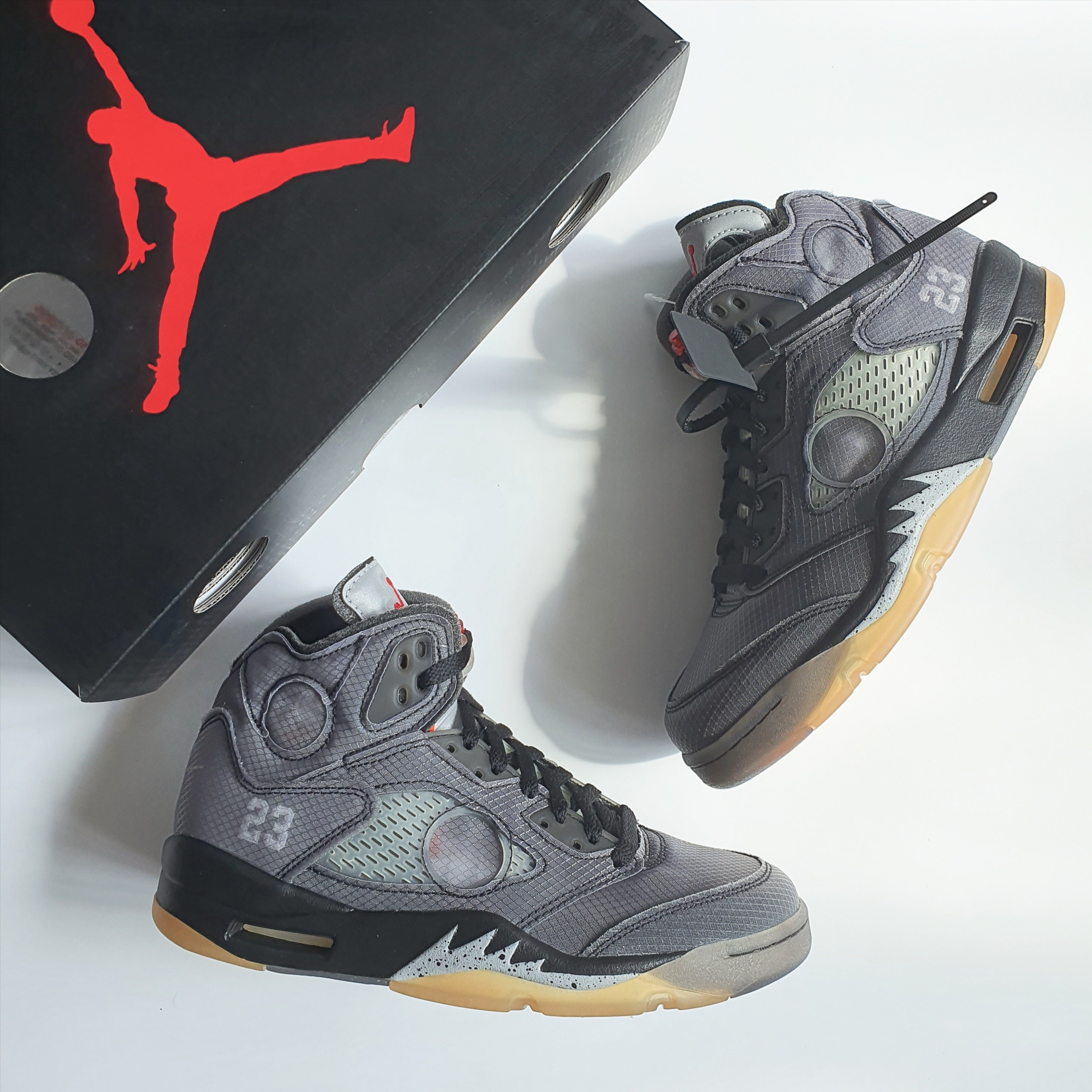 Jordan 5 x Off-White Retro SP Black Muslin 착용 스타일