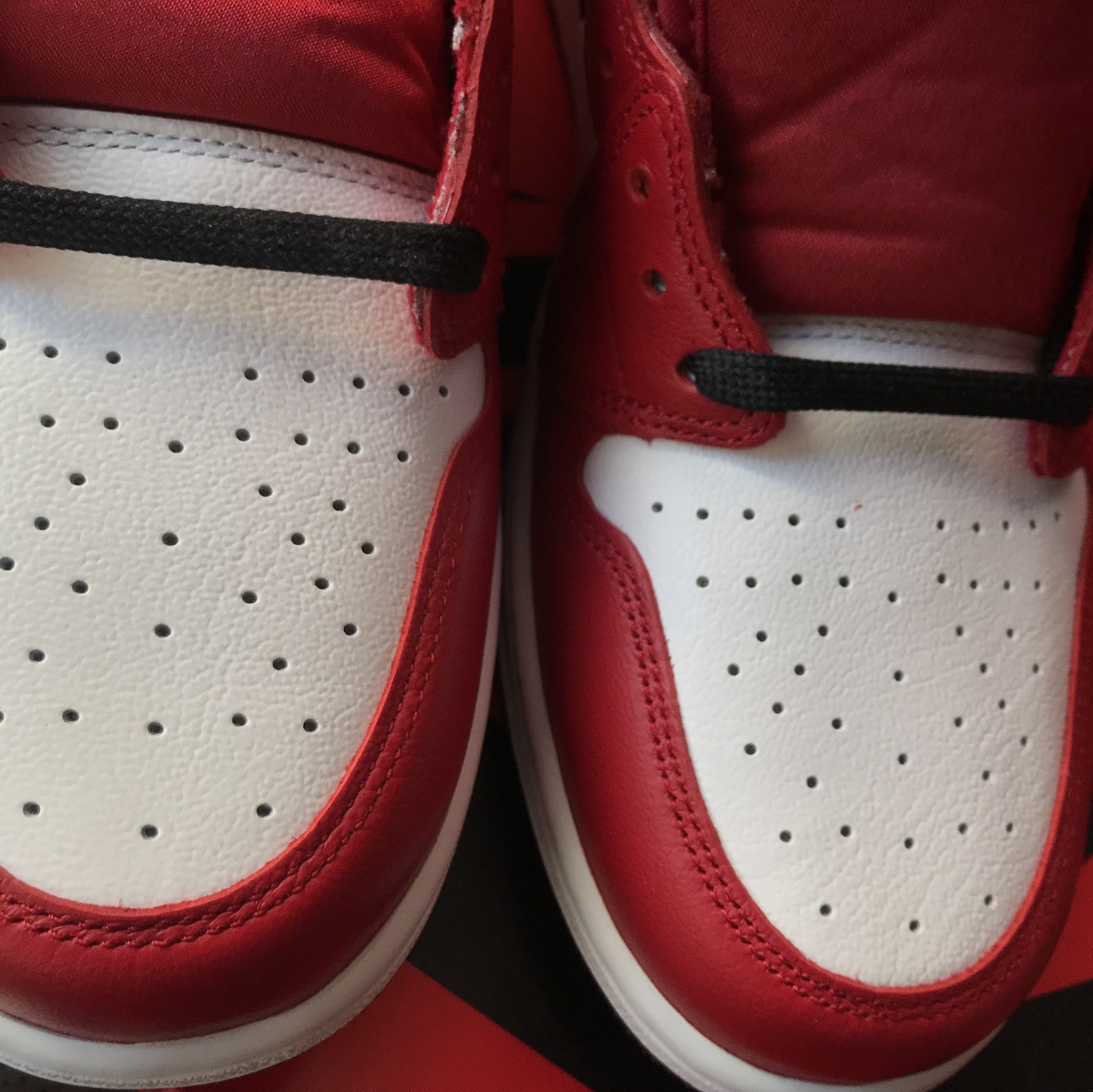(W) Jordan 1 Retro High Satin Red 착용 스타일 - 4