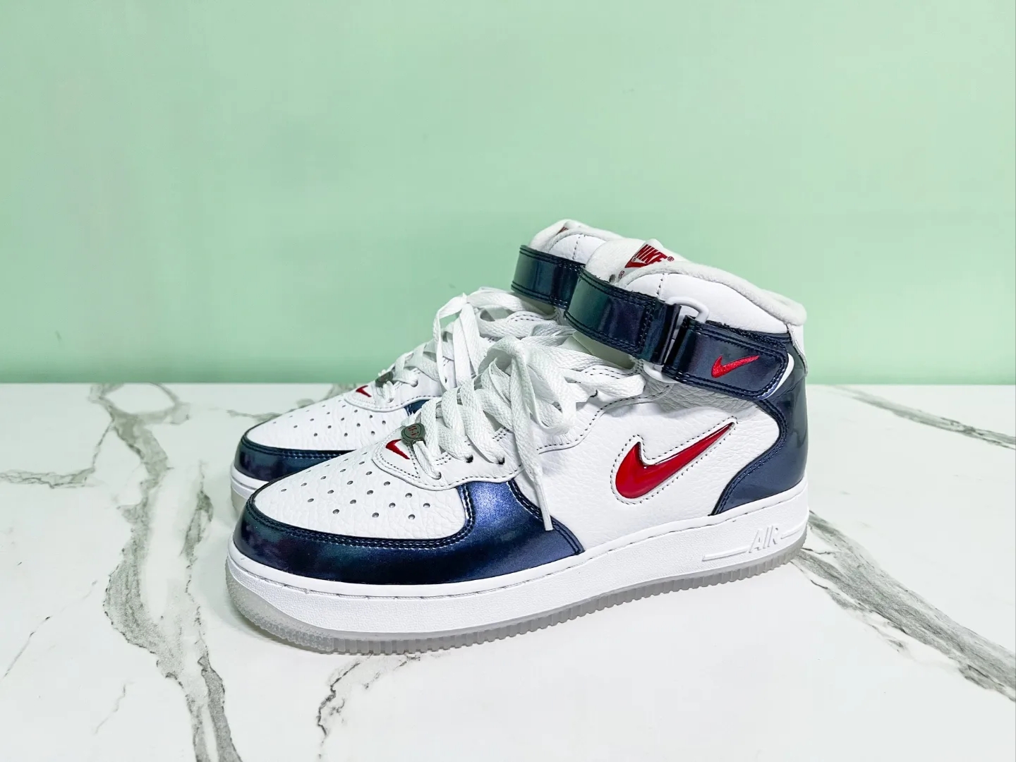 Nike Air Force 1 Mid QS University Red and Midnight Navy, Nike Air Force 1 Mid QS Ale Brown 착용 스타일 - 3