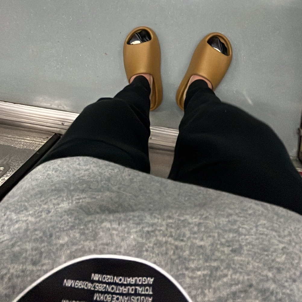 Adidas Yeezy Slide Ochre 착용 스타일 - 3