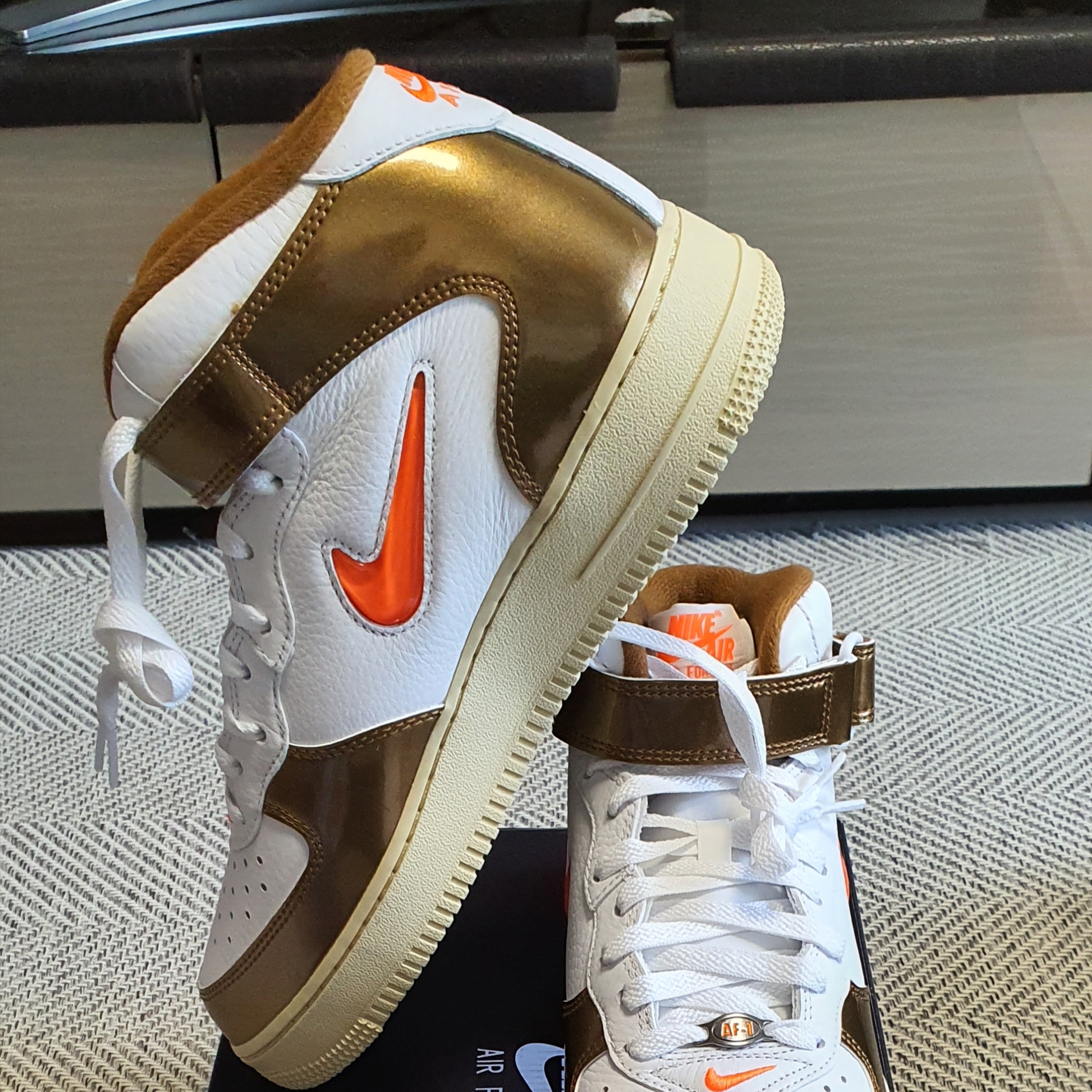 Nike Air Force 1 Mid QS Ale Brown 착용 스타일 - 3