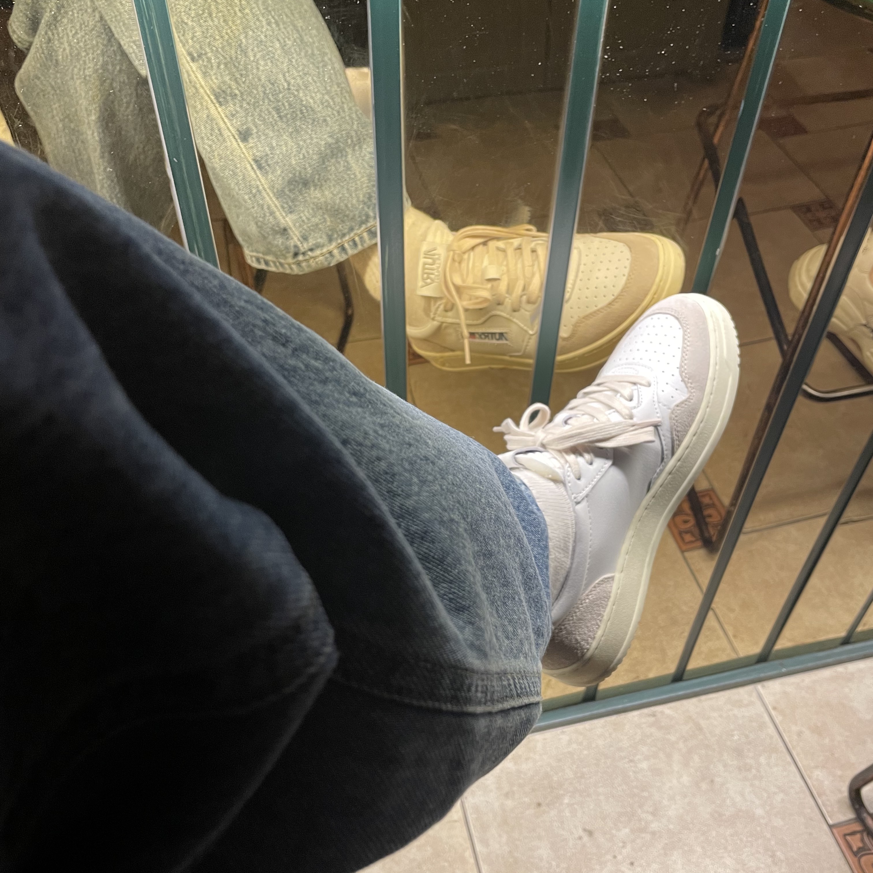 Autry Medalist Low Leather Suede Sneakers White 착용 스타일