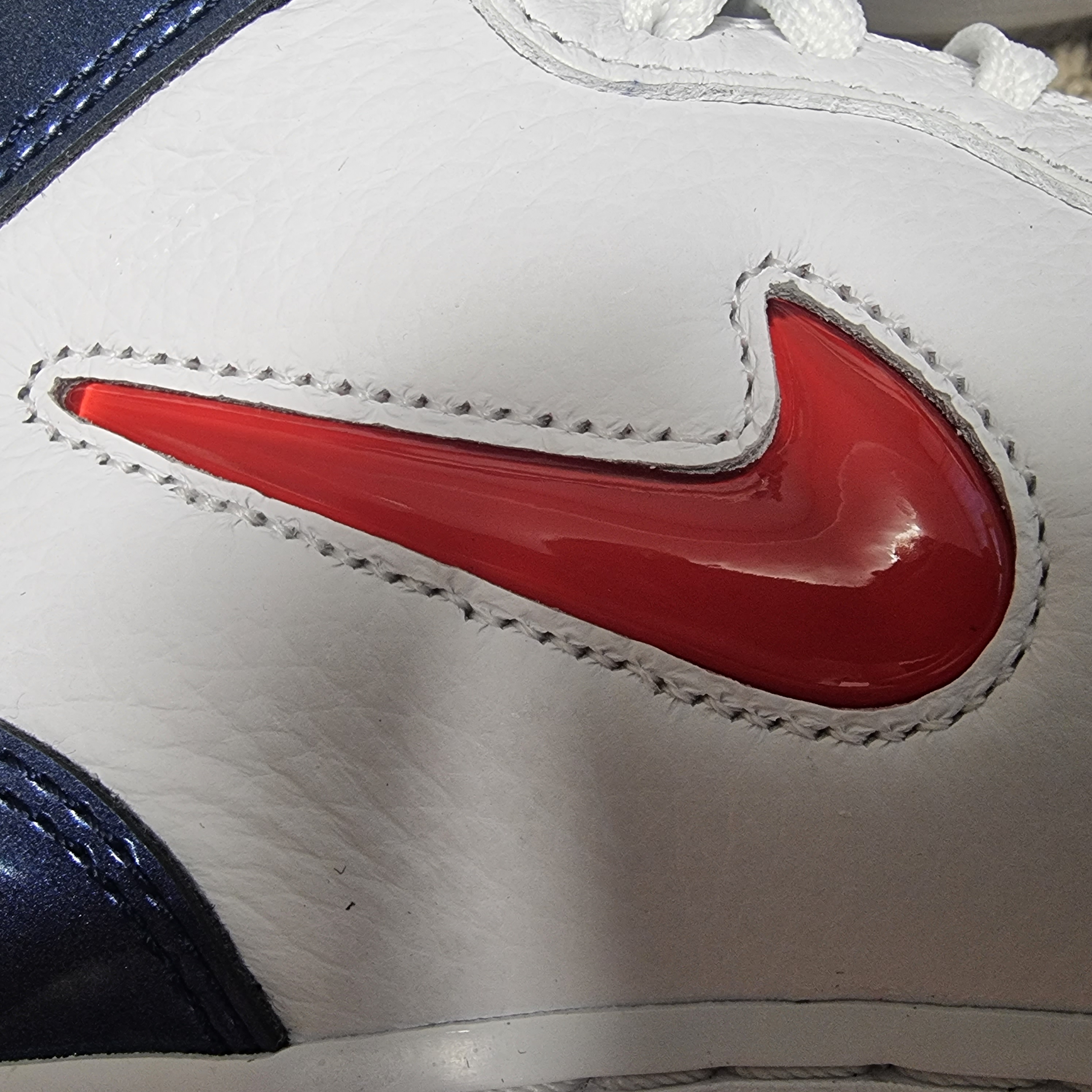 Nike Air Force 1 Mid QS University Red and Midnight Navy 착용 스타일 - 2