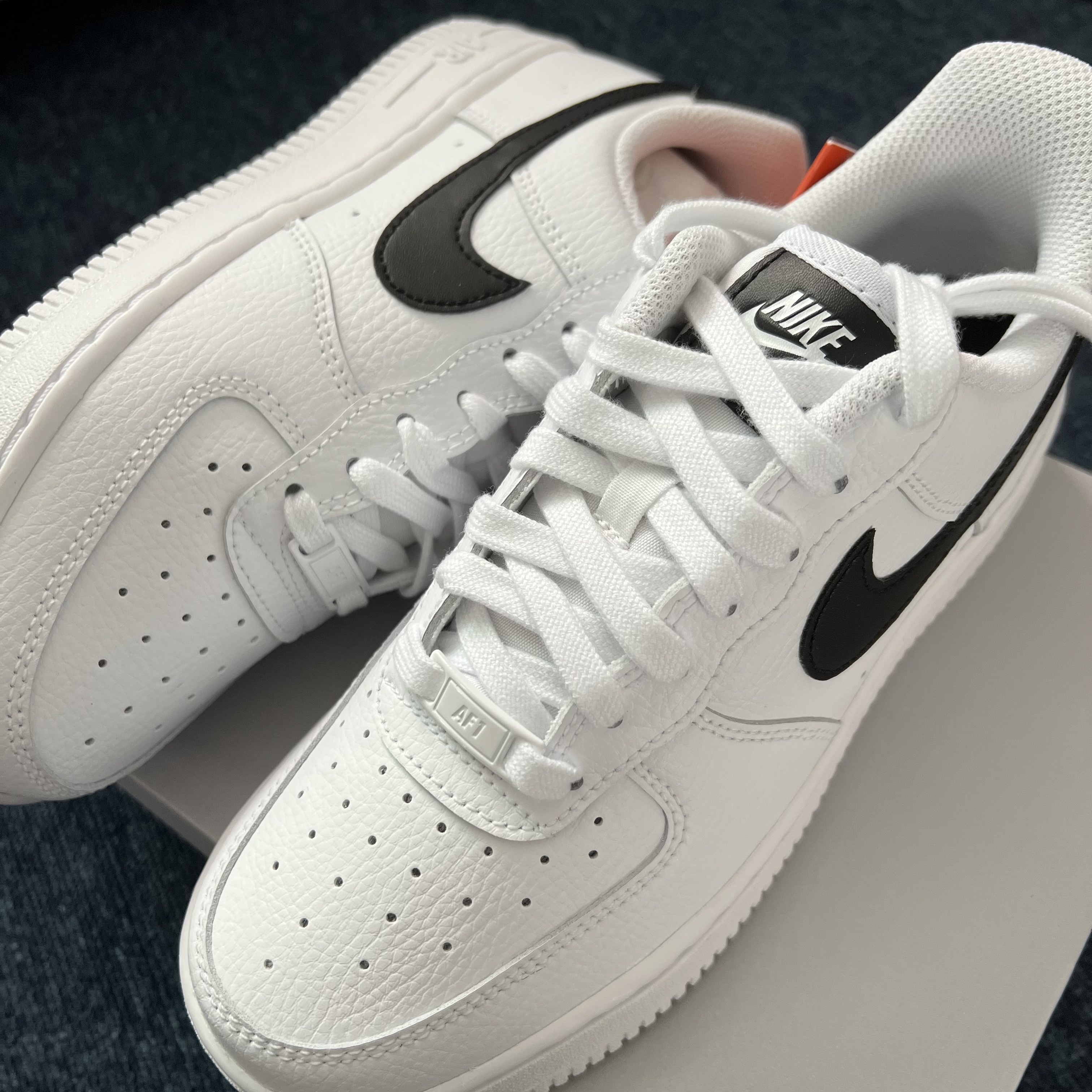 (W) Nike Air Force 1 '07 White Black 착용 스타일 - 2
