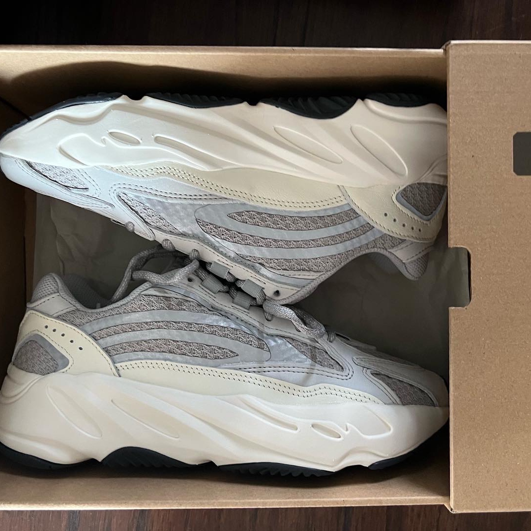 Adidas Yeezy Boost 700 V2 Static 2022 착용 스타일 - 1