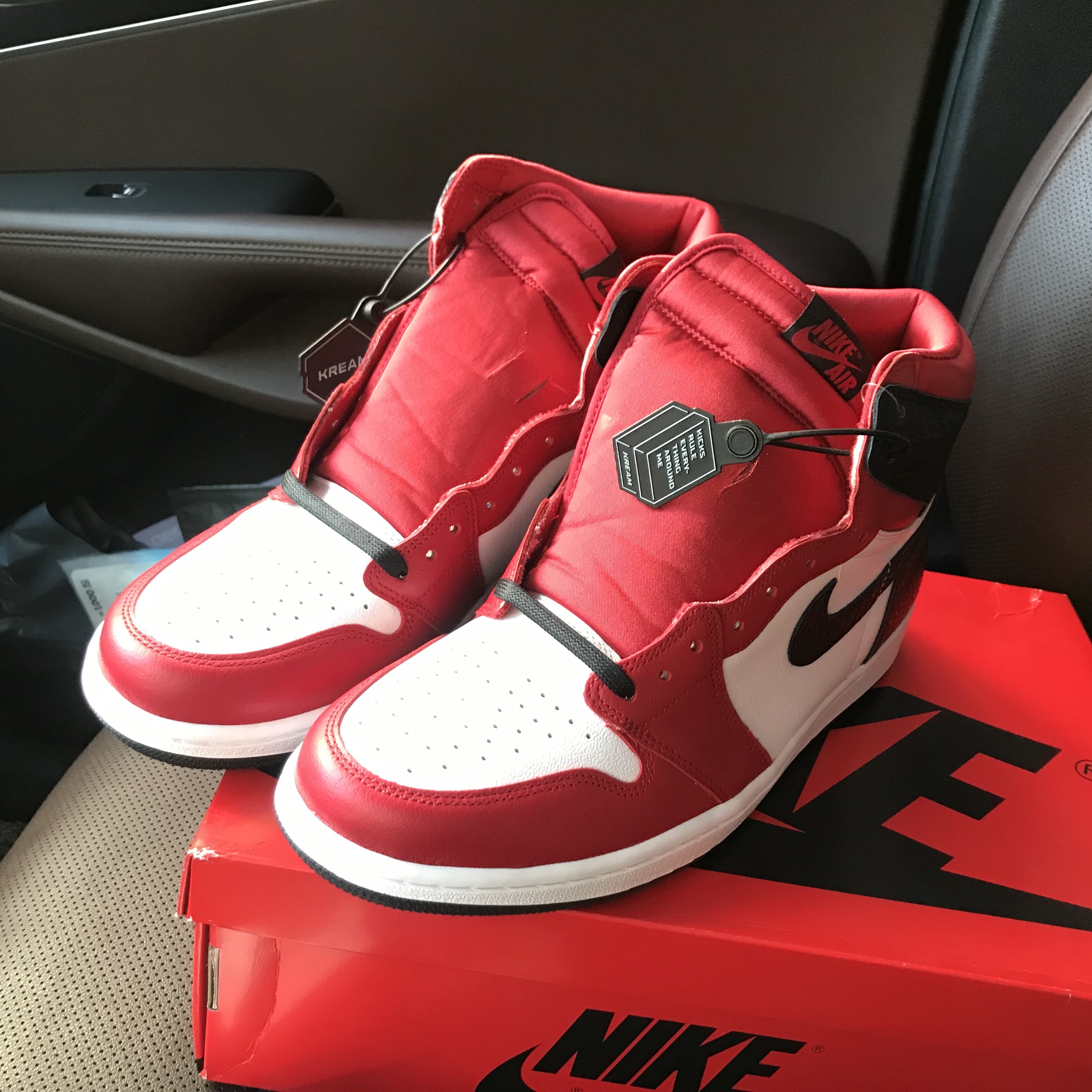 (W) Jordan 1 Retro High Satin Red 착용 스타일 - 1