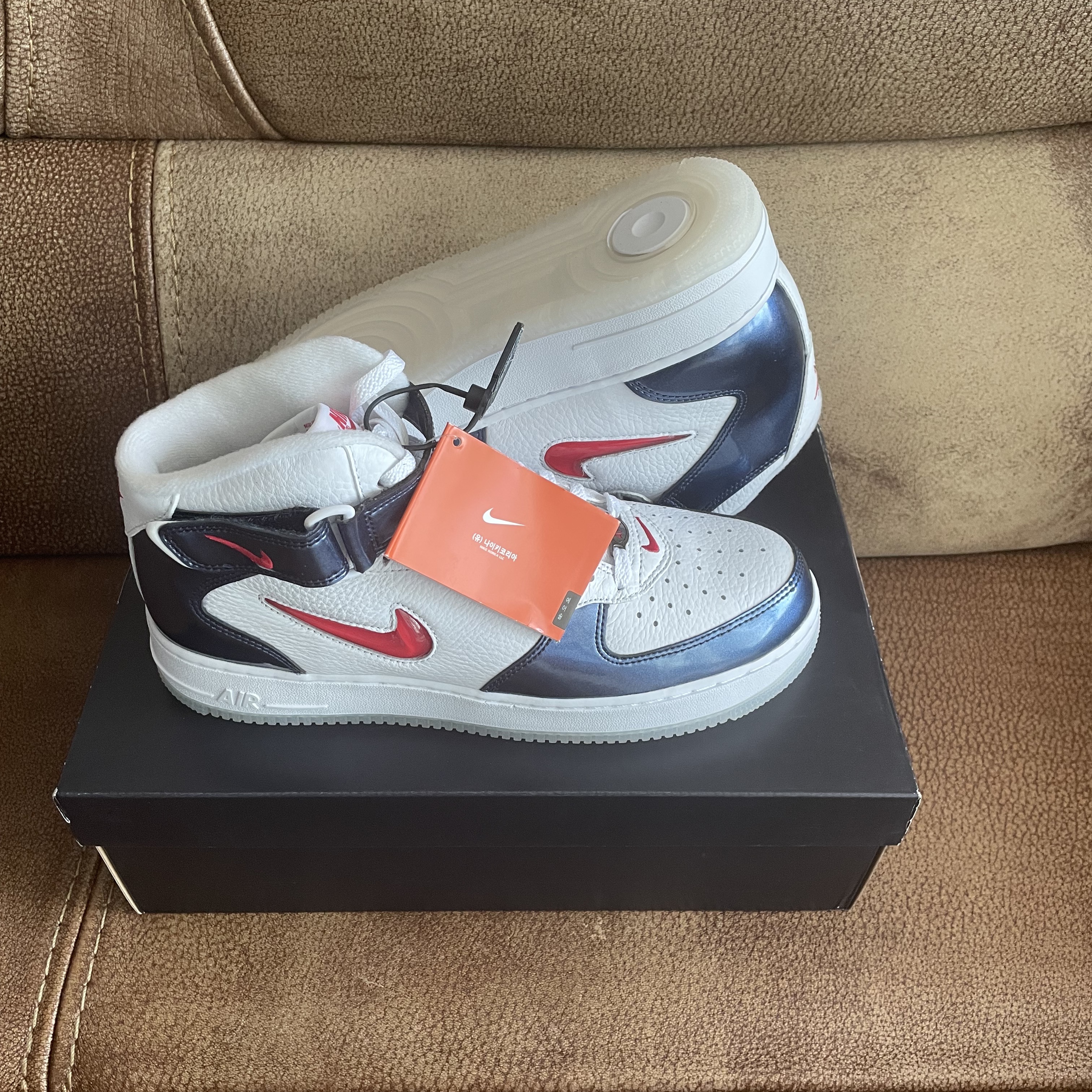 Nike Air Force 1 Mid QS University Red and Midnight Navy 착용 스타일 - 2