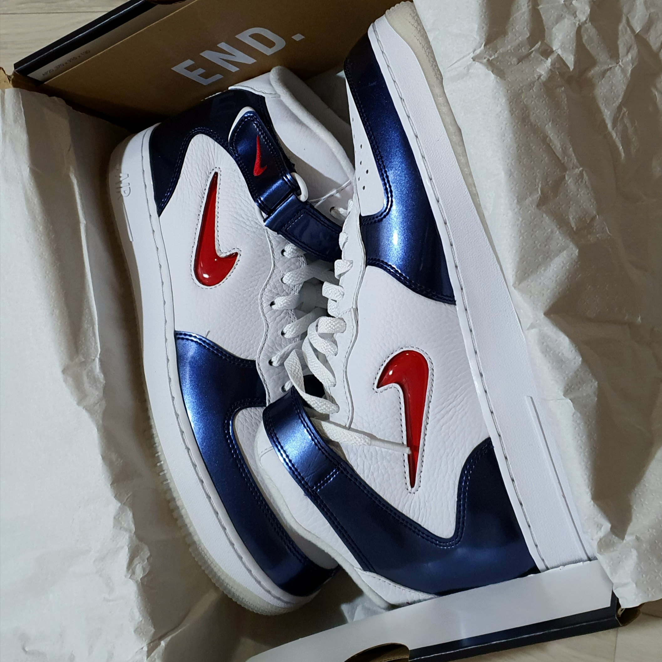 Nike Air Force 1 Mid QS University Red and Midnight Navy 착용 스타일