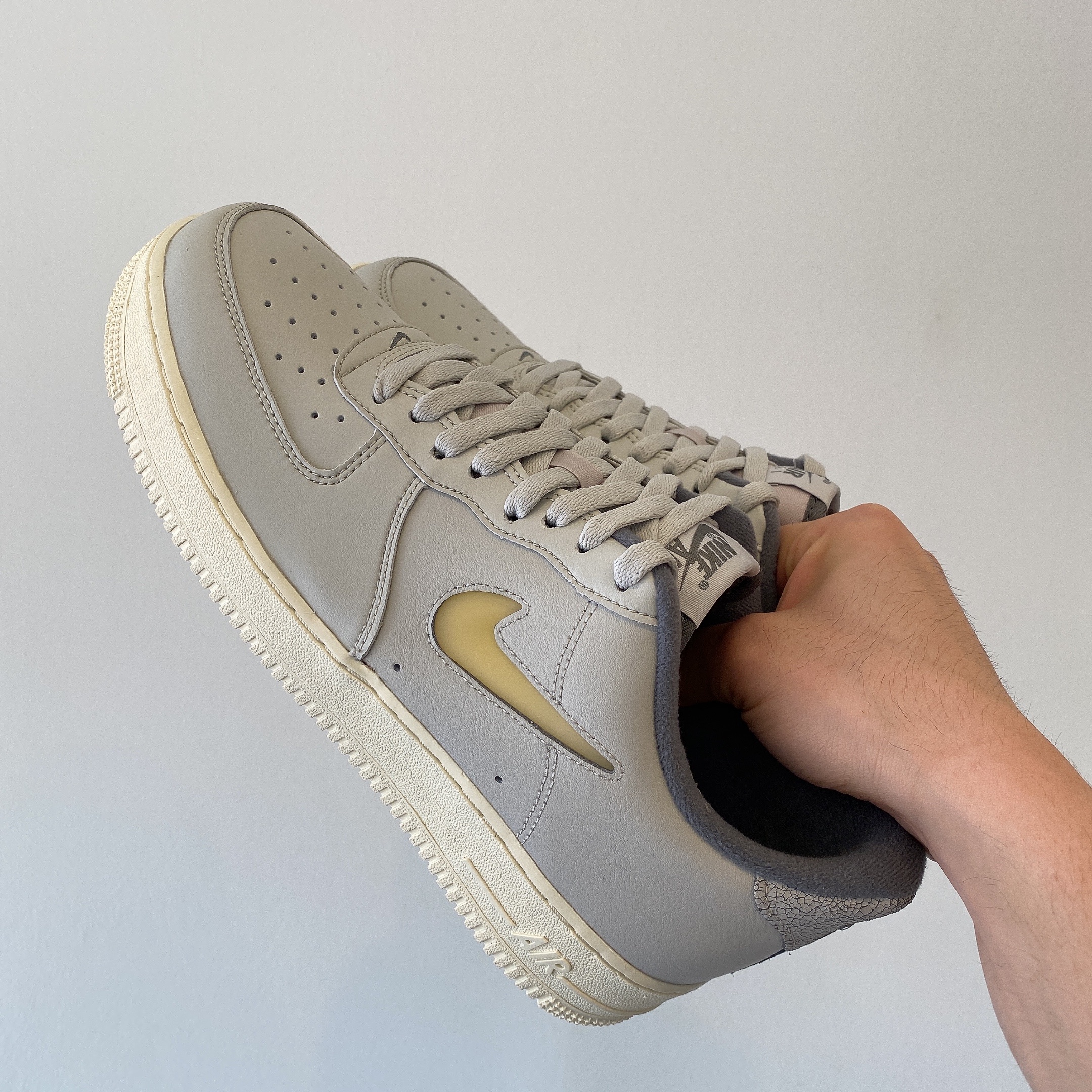 Nike Air Force 1 '07 LX Light Bone and Coconut Milk 착용 스타일 - 5