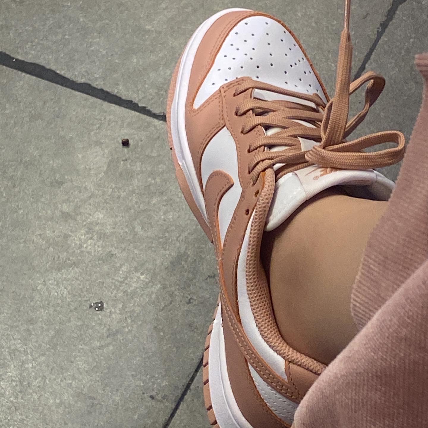 (W) Nike Dunk Low Rose Whisper 착용 스타일 - 4