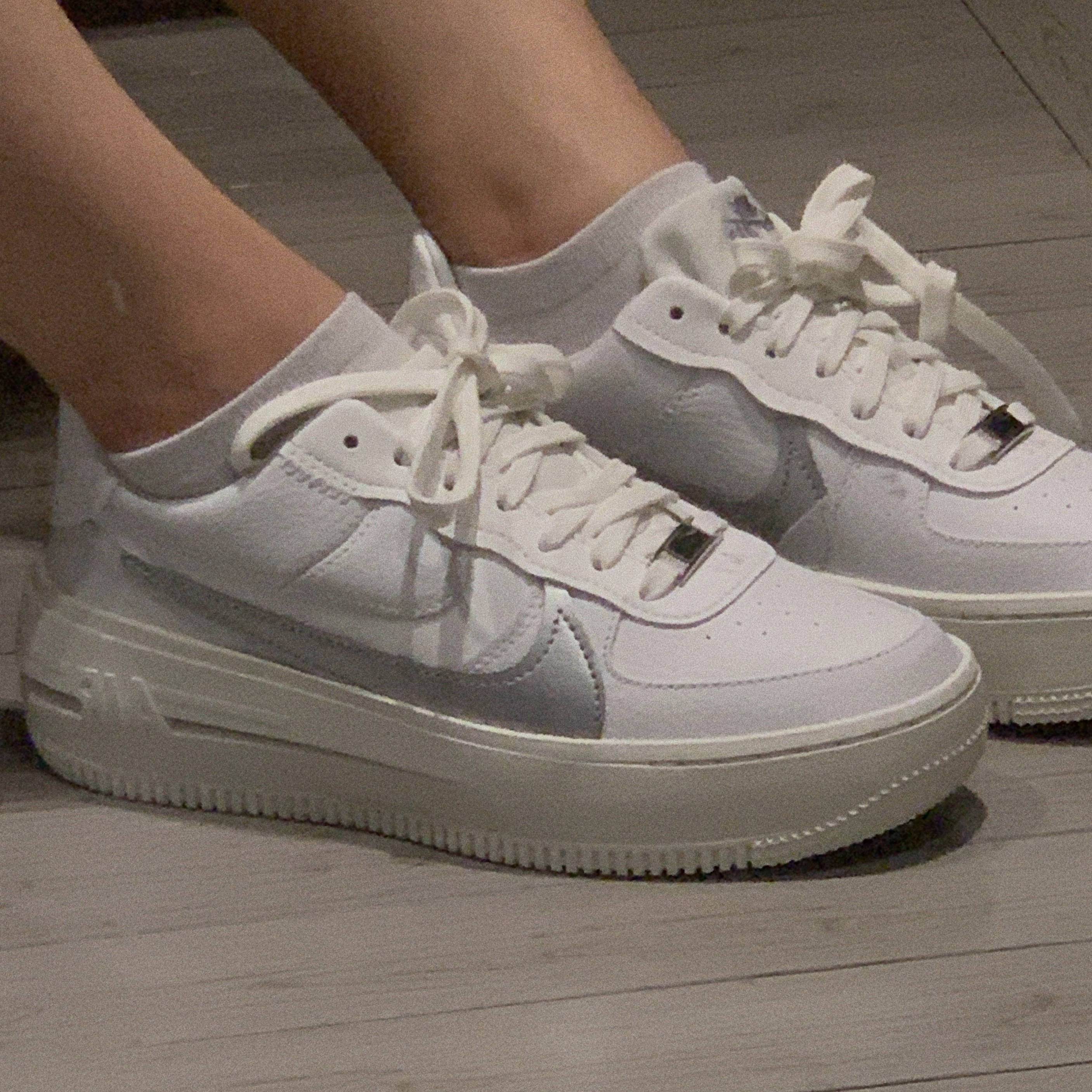 (W) Nike Air Force 1 PLT.AF.ORM Summit White Metallic Silver 착용 스타일 - 1