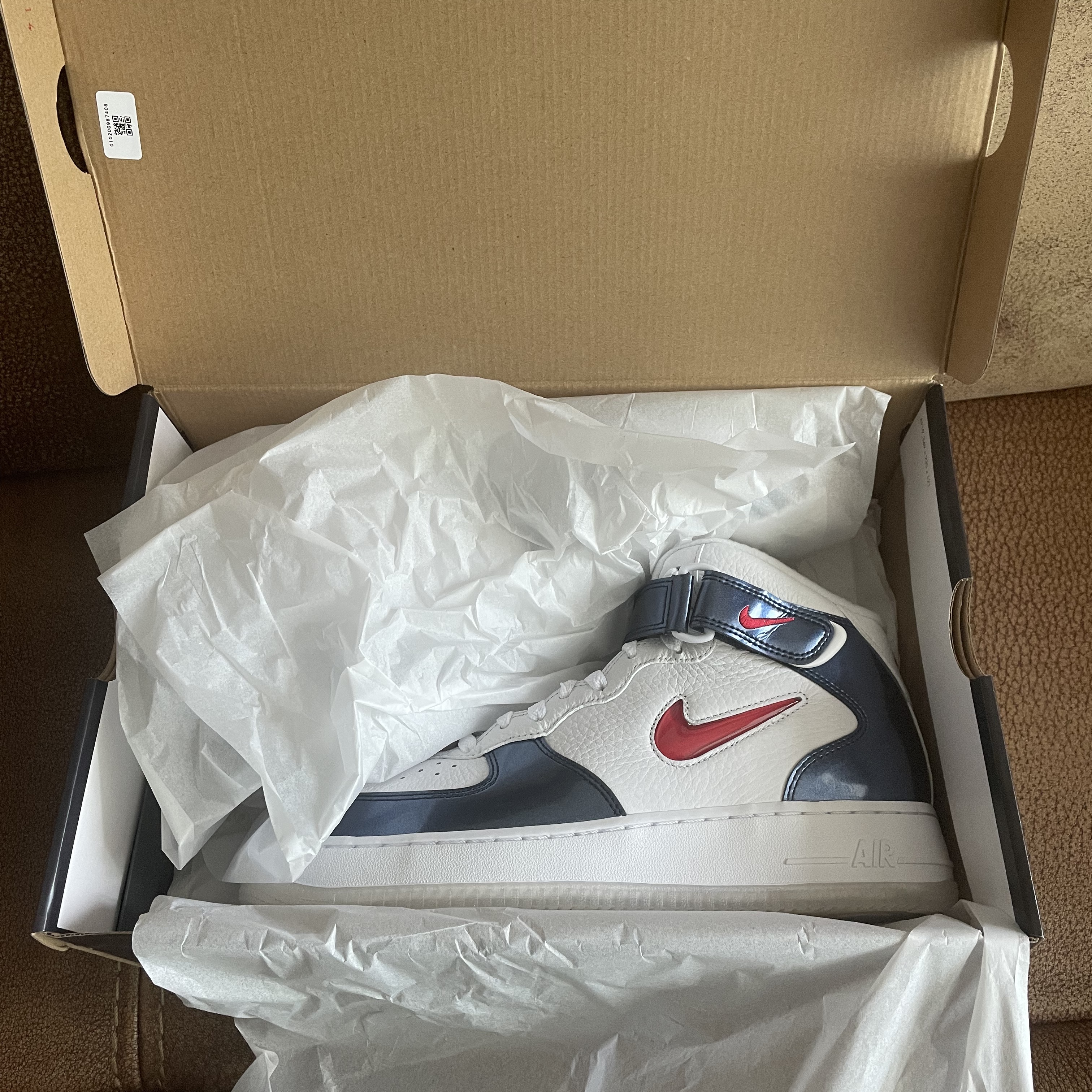 Nike Air Force 1 Mid QS University Red and Midnight Navy 착용 스타일 - 1