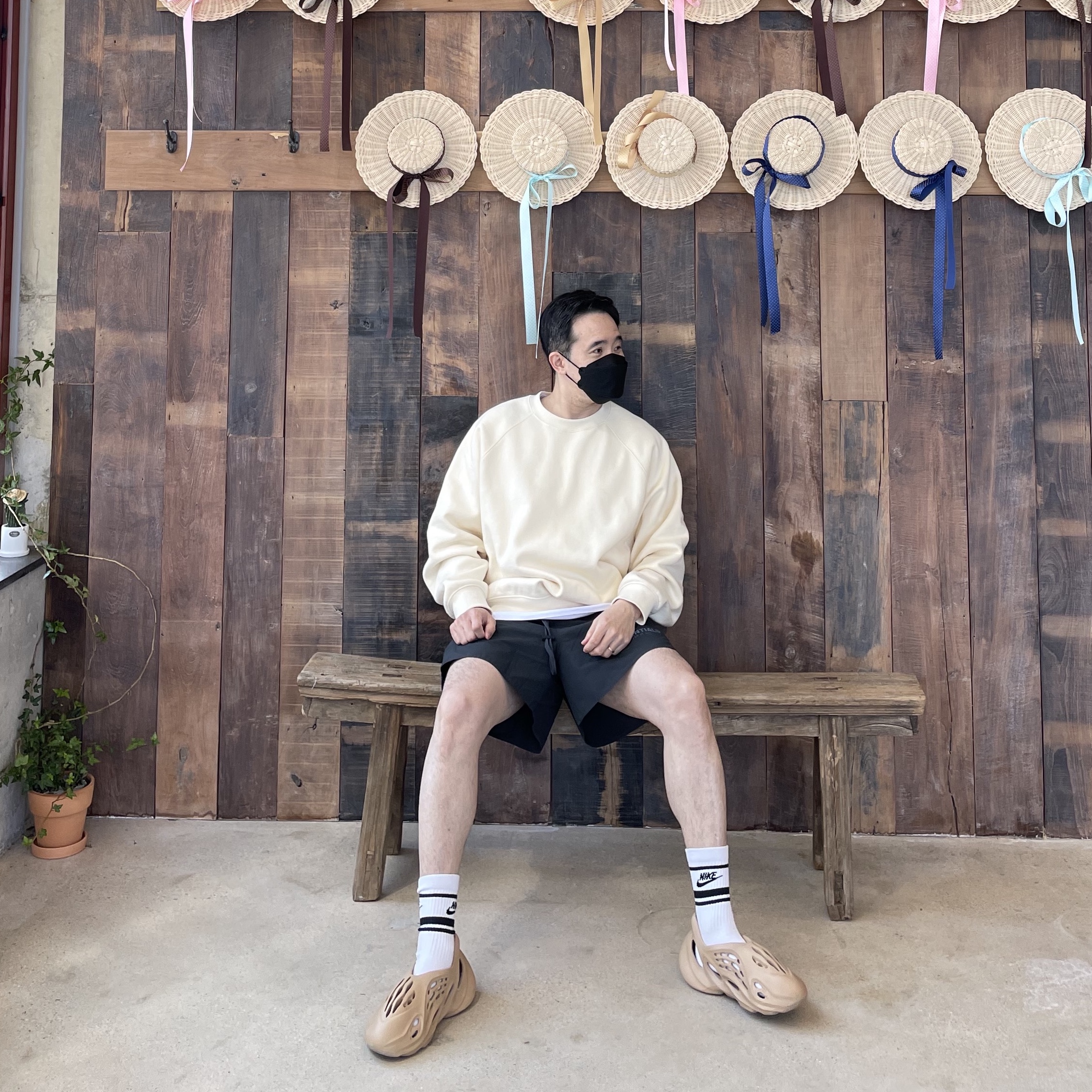 Essentials Pull-Over Crewneck Sweatshirt Cream - 21SS, Essentials Volley Shorts Black - 21SS 착용 스타일 - 3